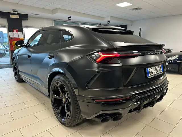 Lamborghini Urus view 6