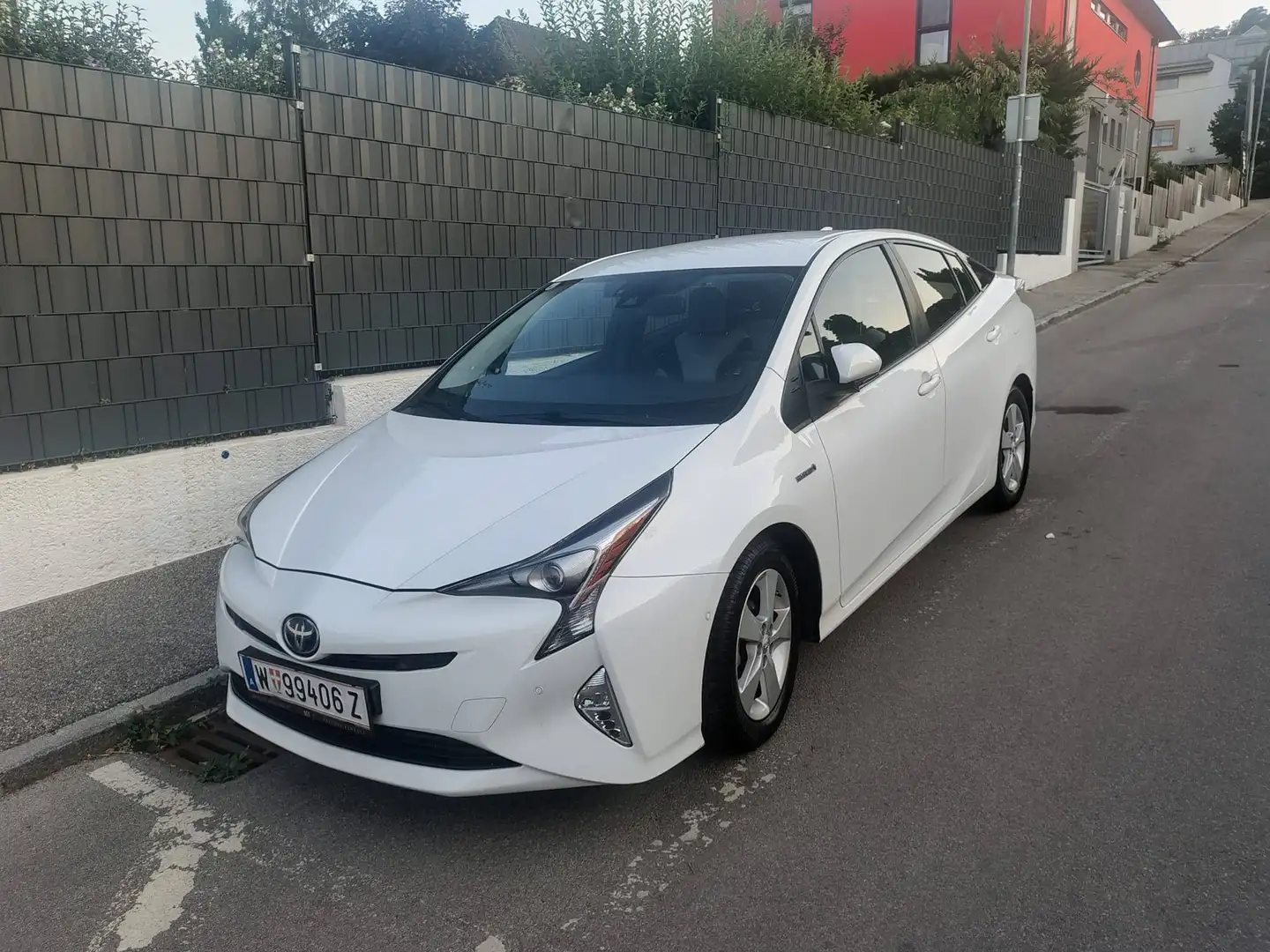 Toyota Prius Prius 1,8 VVT-i Hybrid LoungeLounge Weiß - 1