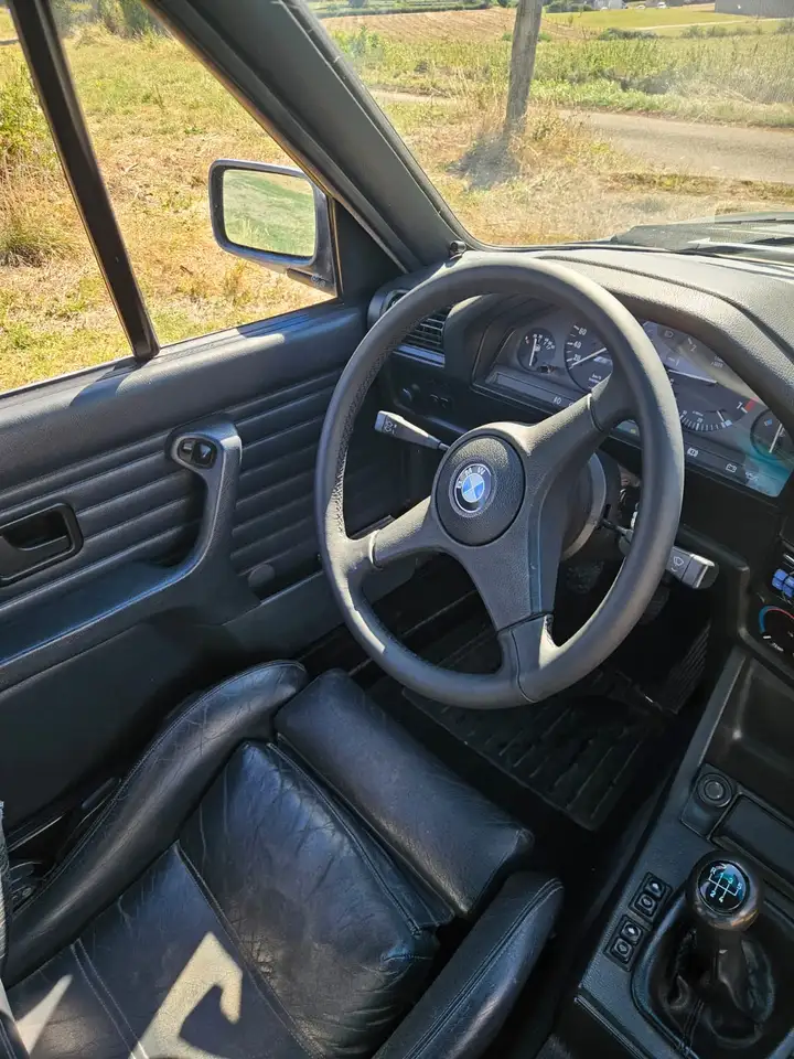 BMW 320i, foto 2