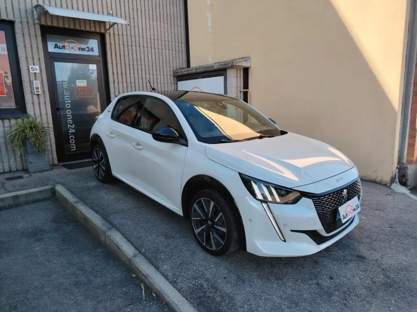 Peugeot 208 PureTech 100 Stop&Start 5 porte GT Line NEOPATENT. Bianco - 1