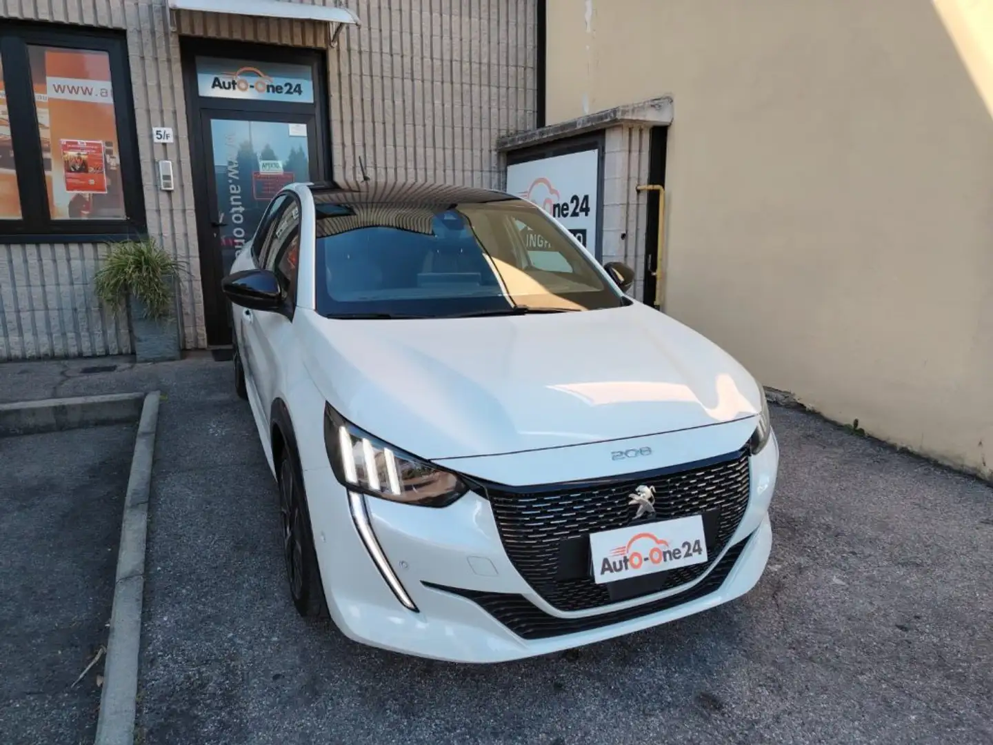 Peugeot 208 PureTech 100 Stop&Start 5 porte GT Line NEOPATENT. Bianco - 2