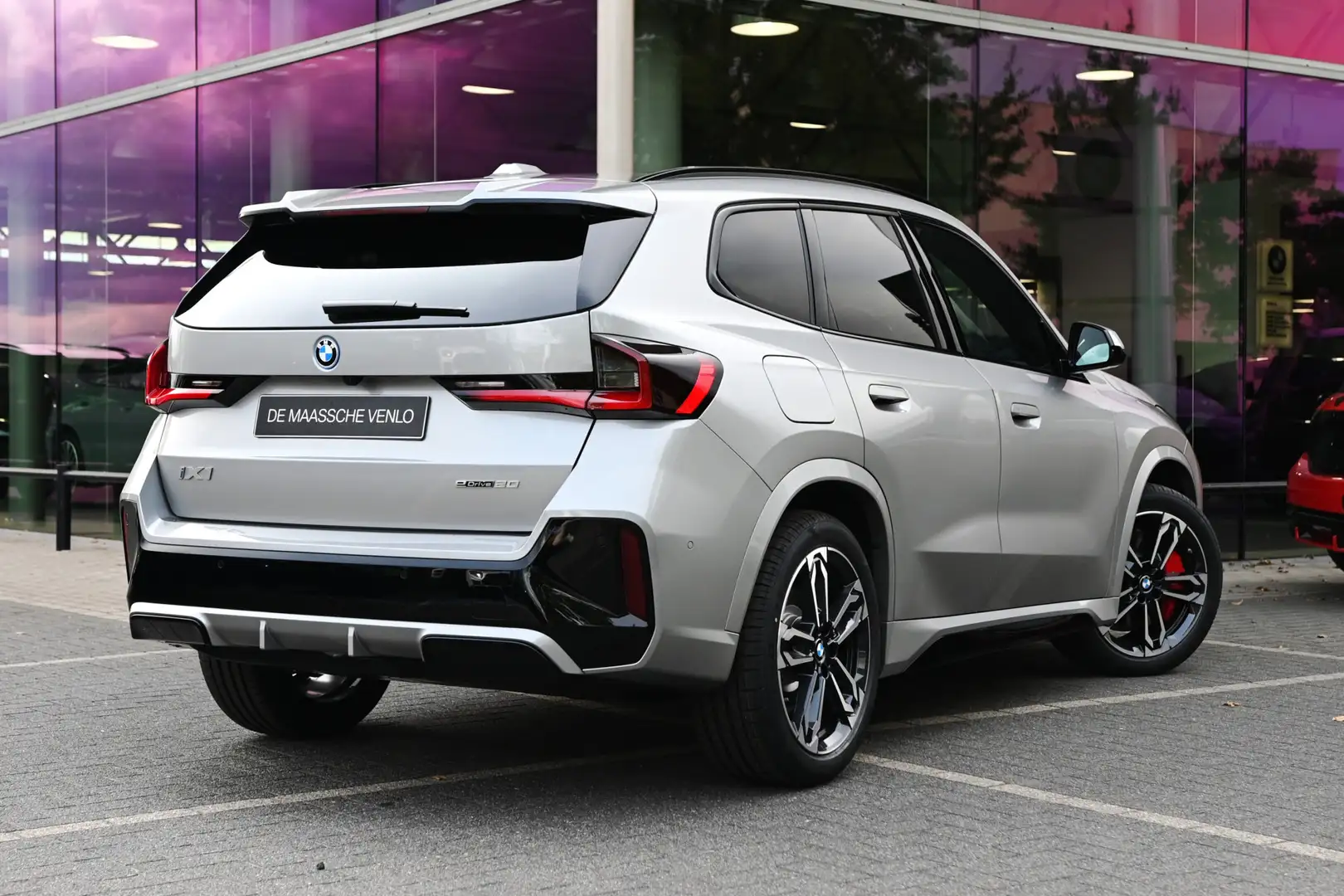 BMW iX1 eDrive20 M Sport / Trekhaak / Sportstoelen / Achte Zilver - 2