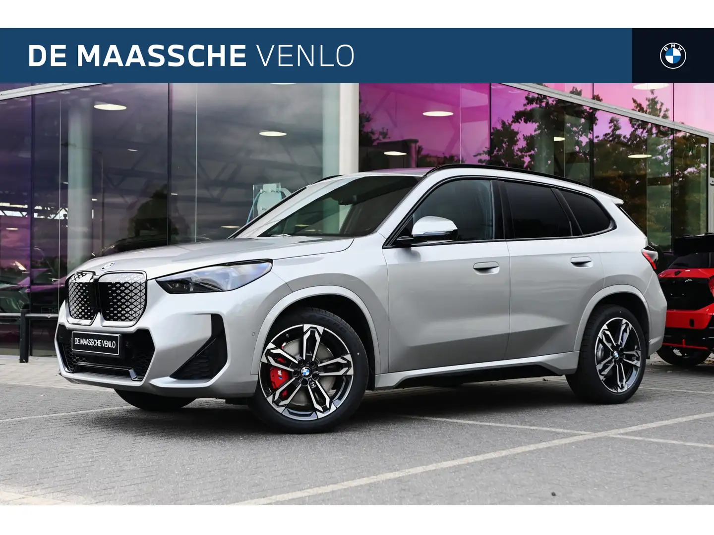 BMW iX1 eDrive20 M Sport / Trekhaak / Sportstoelen / Achte Zilver - 1