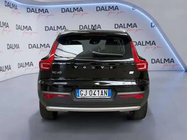 Volvo XC40 view 4