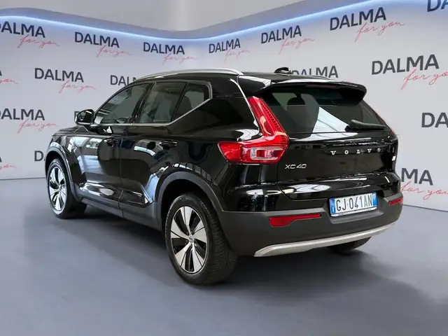 Volvo XC40 view 3