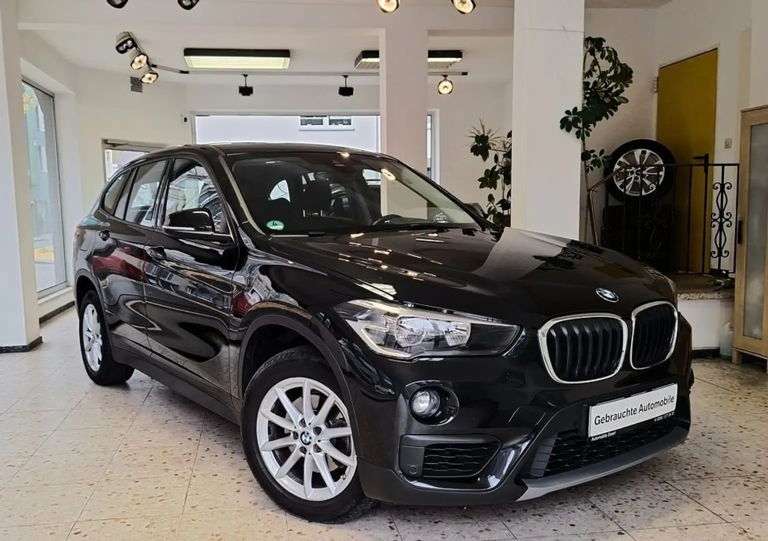 BMW X1 sDrive 18 i Automatik Schiebedach Navi Garantie Schwarz - 1