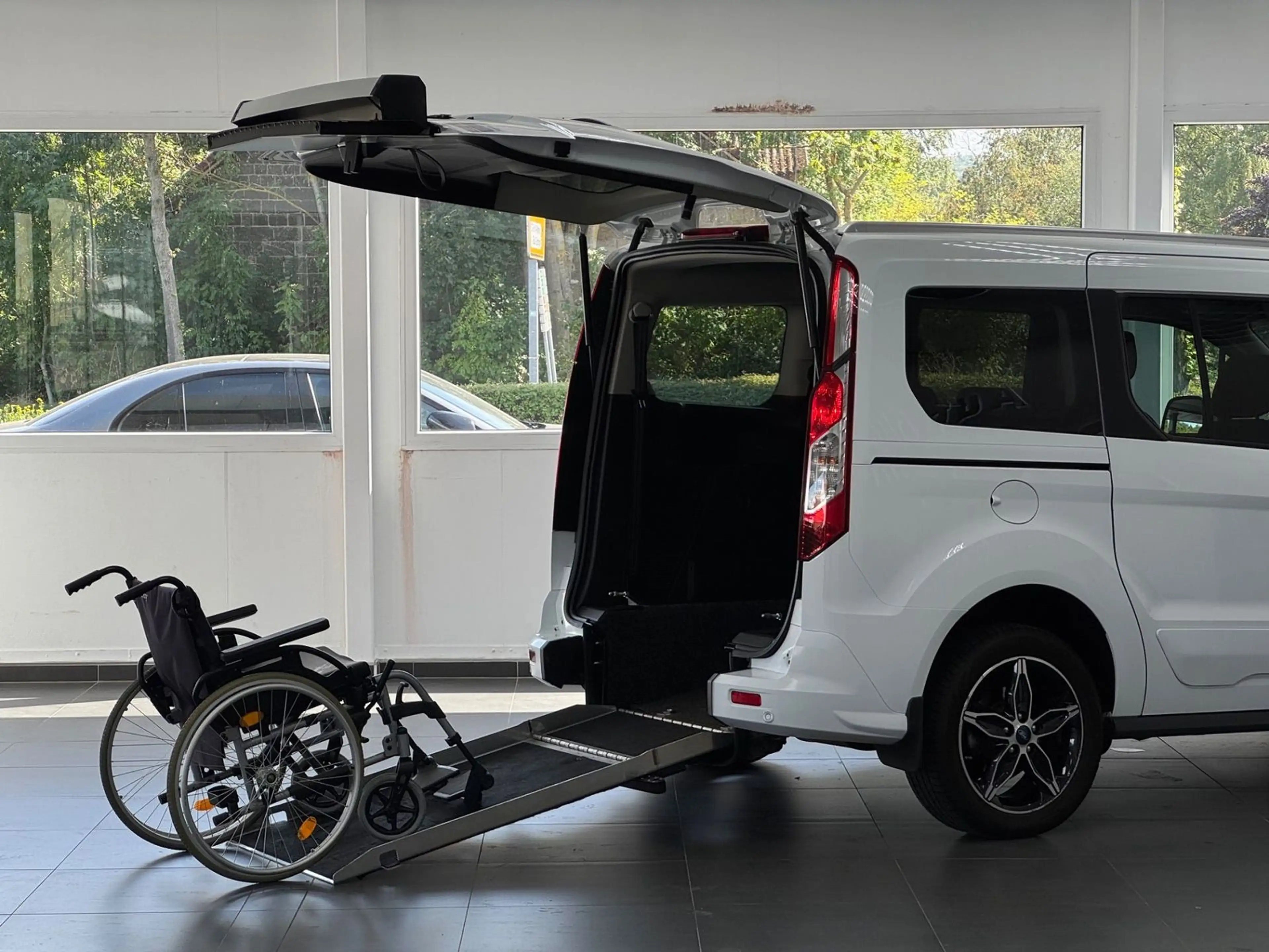 Ford Grand Tourneo Titanium Rollstuhlgerecht-Rampe — photo 6
