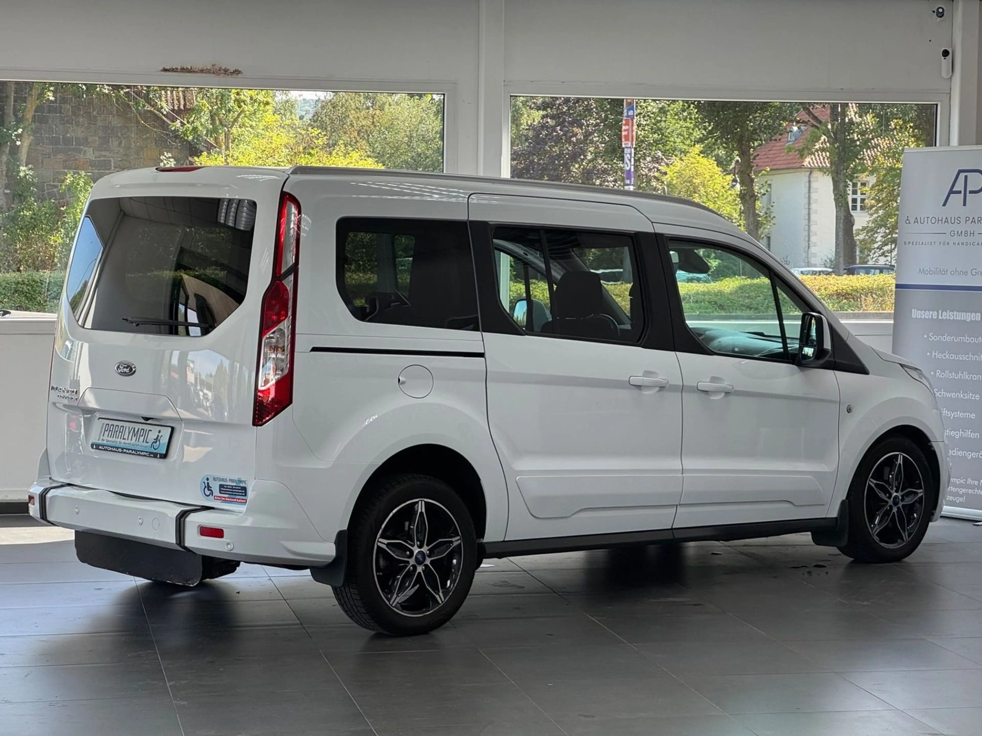 Ford Grand Tourneo Titanium Rollstuhlgerecht-Rampe — photo 5