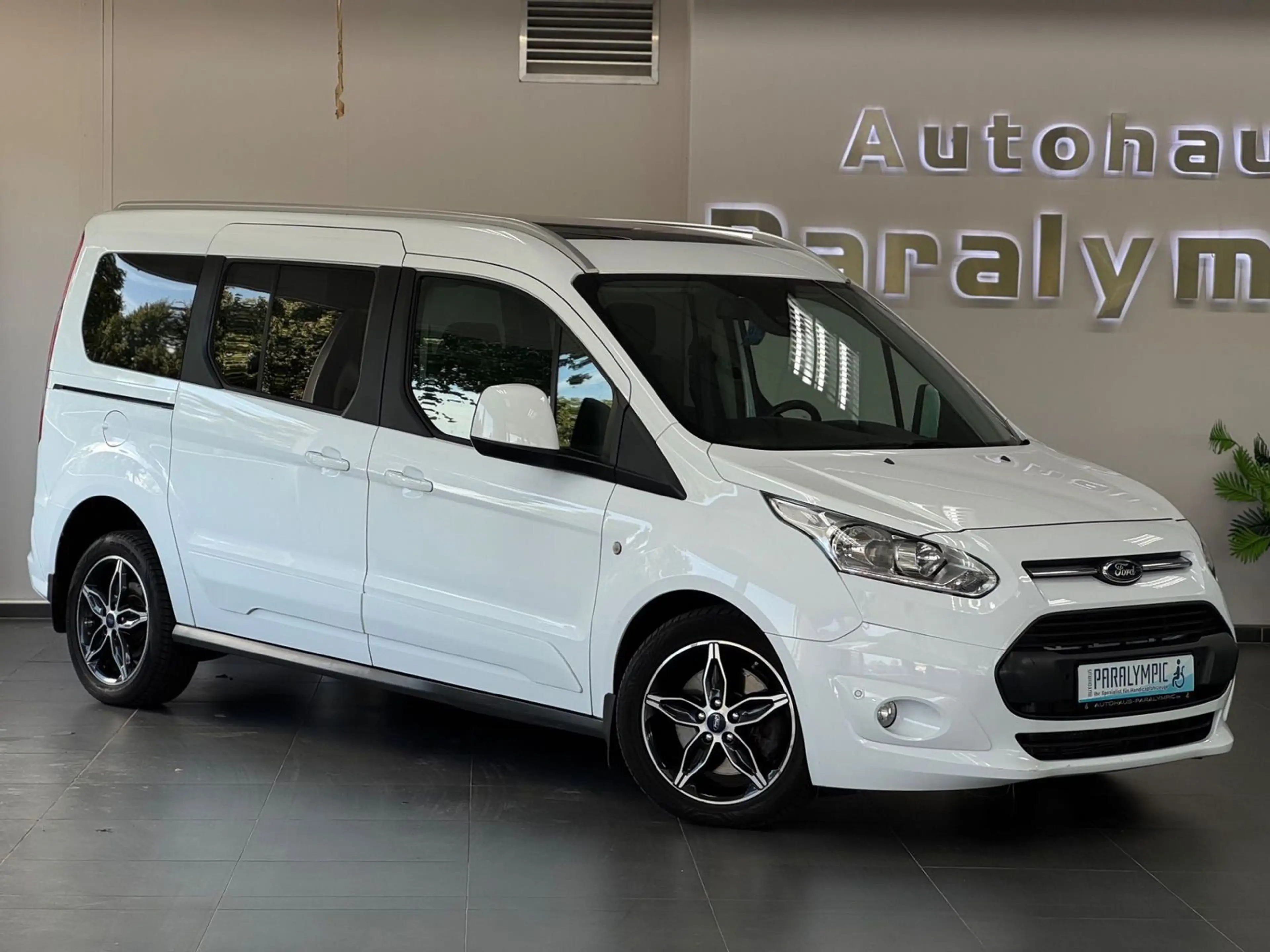 Ford Grand Tourneo Titanium Rollstuhlgerecht-Rampe — photo 2