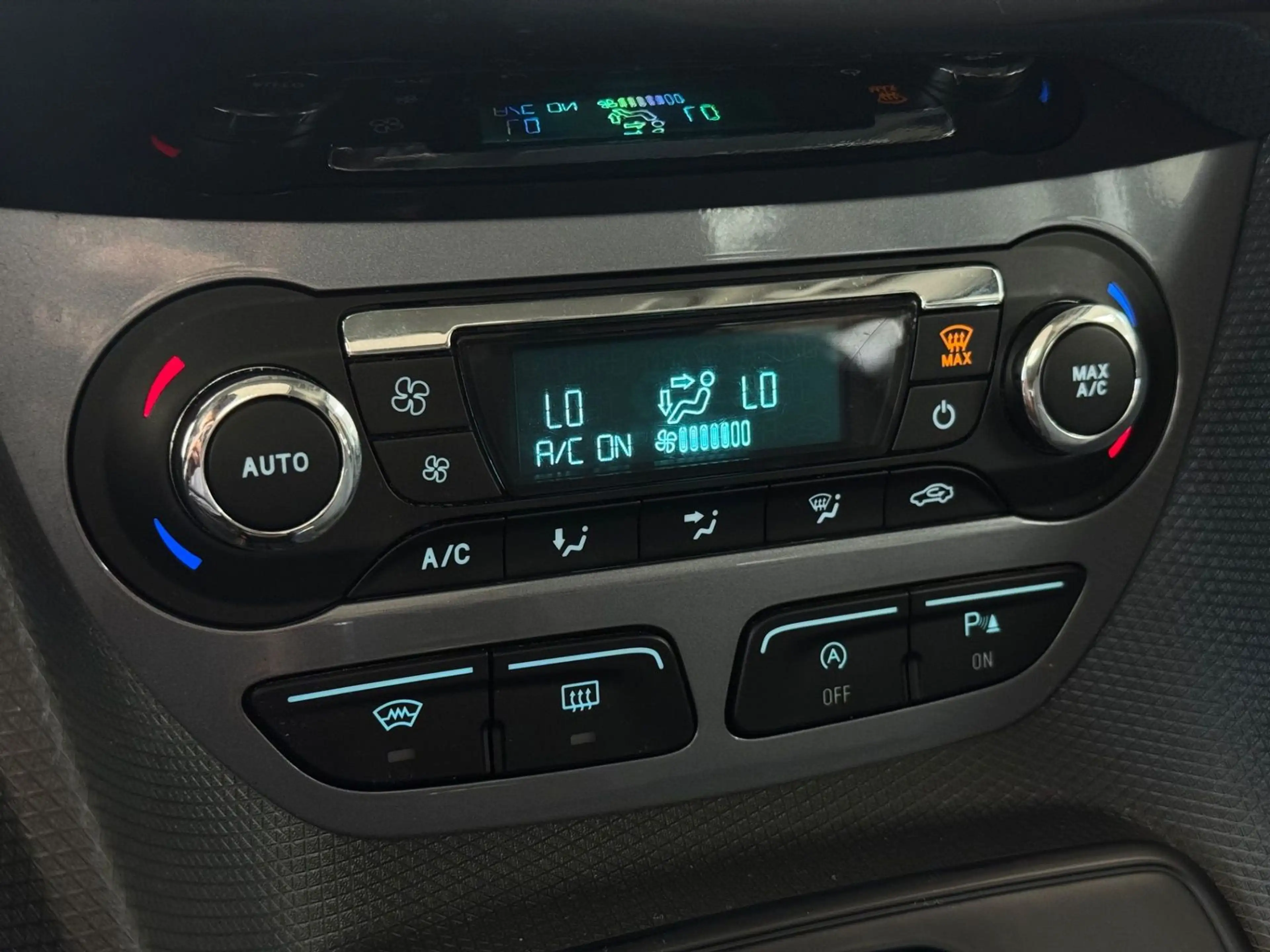 Ford Grand Tourneo Titanium Rollstuhlgerecht-Rampe — photo 12