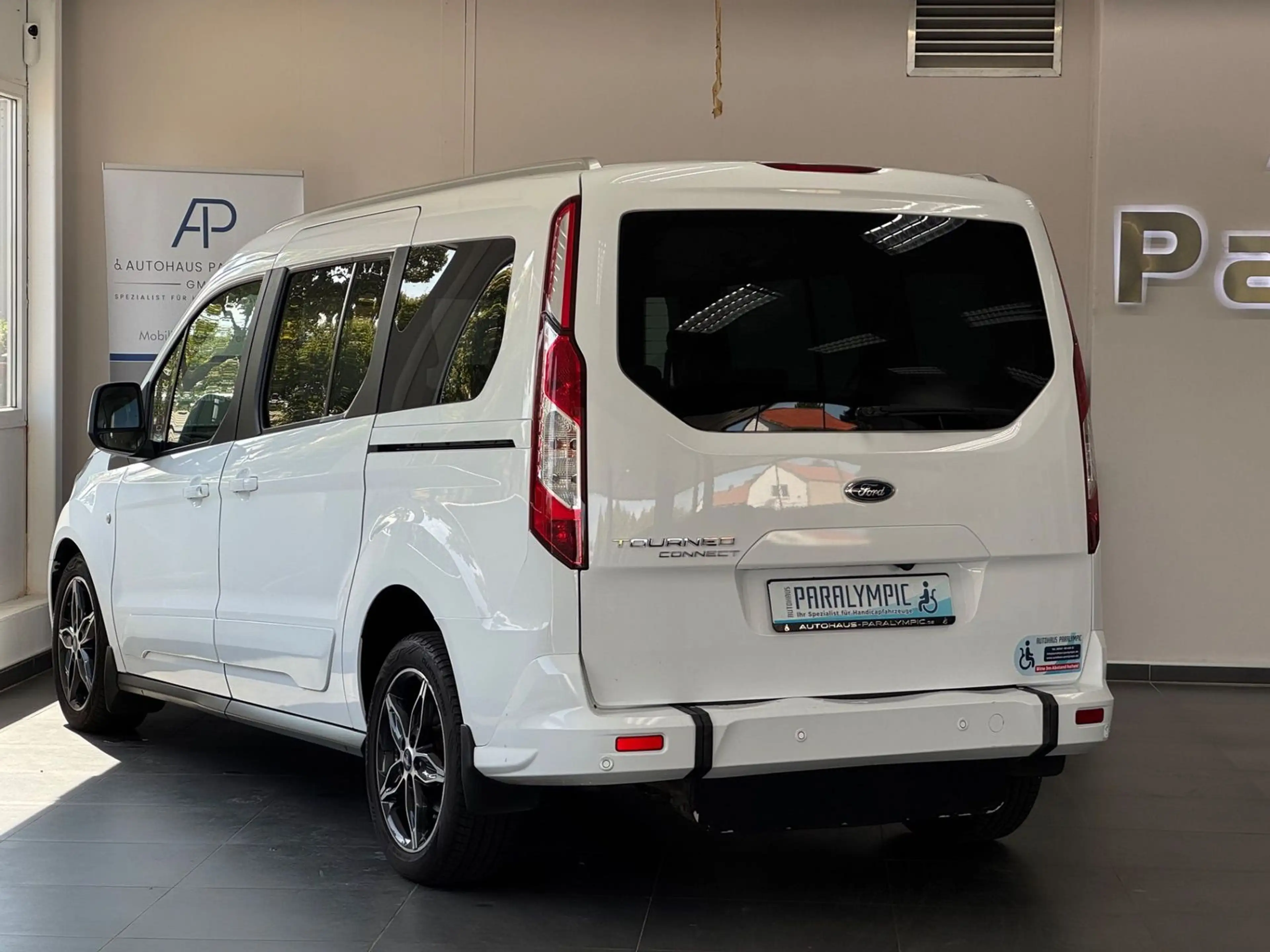 Ford Grand Tourneo Titanium Rollstuhlgerecht-Rampe — photo 4