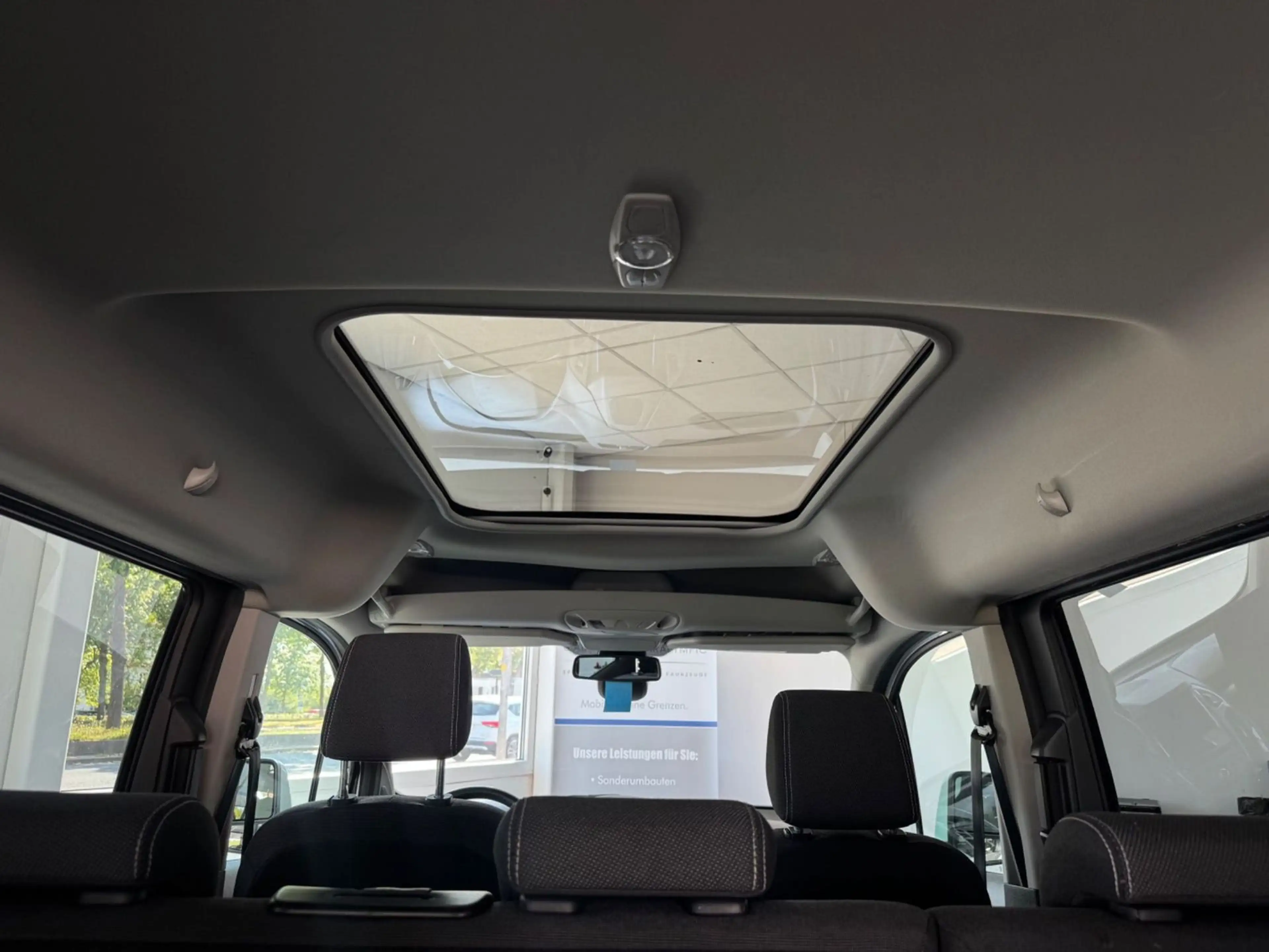 Ford Grand Tourneo Titanium Rollstuhlgerecht-Rampe — photo 14