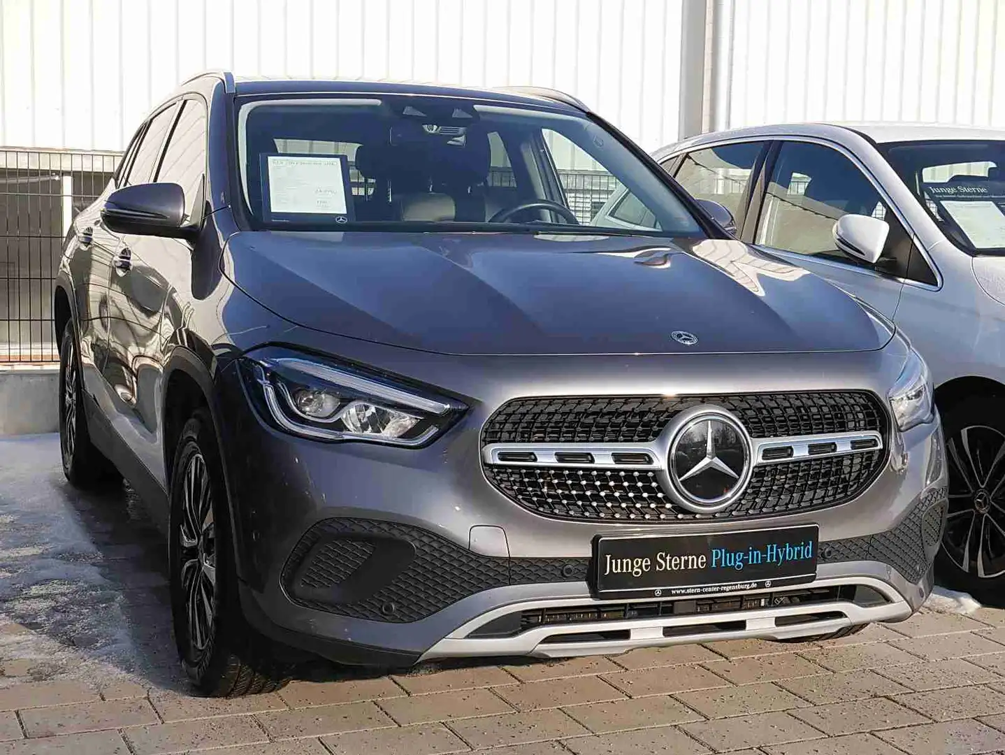 Mercedes-Benz GLA 250 e STYLE+DISTRONIC+MEMORY+AHK+LED+KAMERA+ Gris - 2
