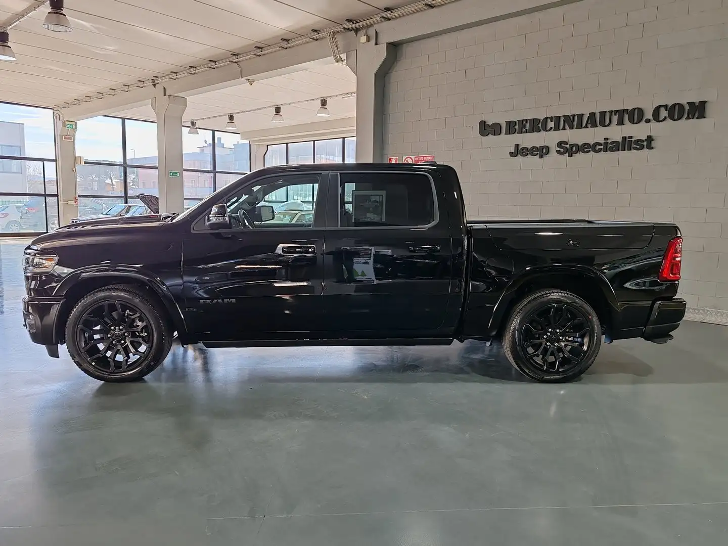 RAM 1500 NEW LIMITED NIGHT 3.0L 540CV - IVA ESCLUSA Negru - 2