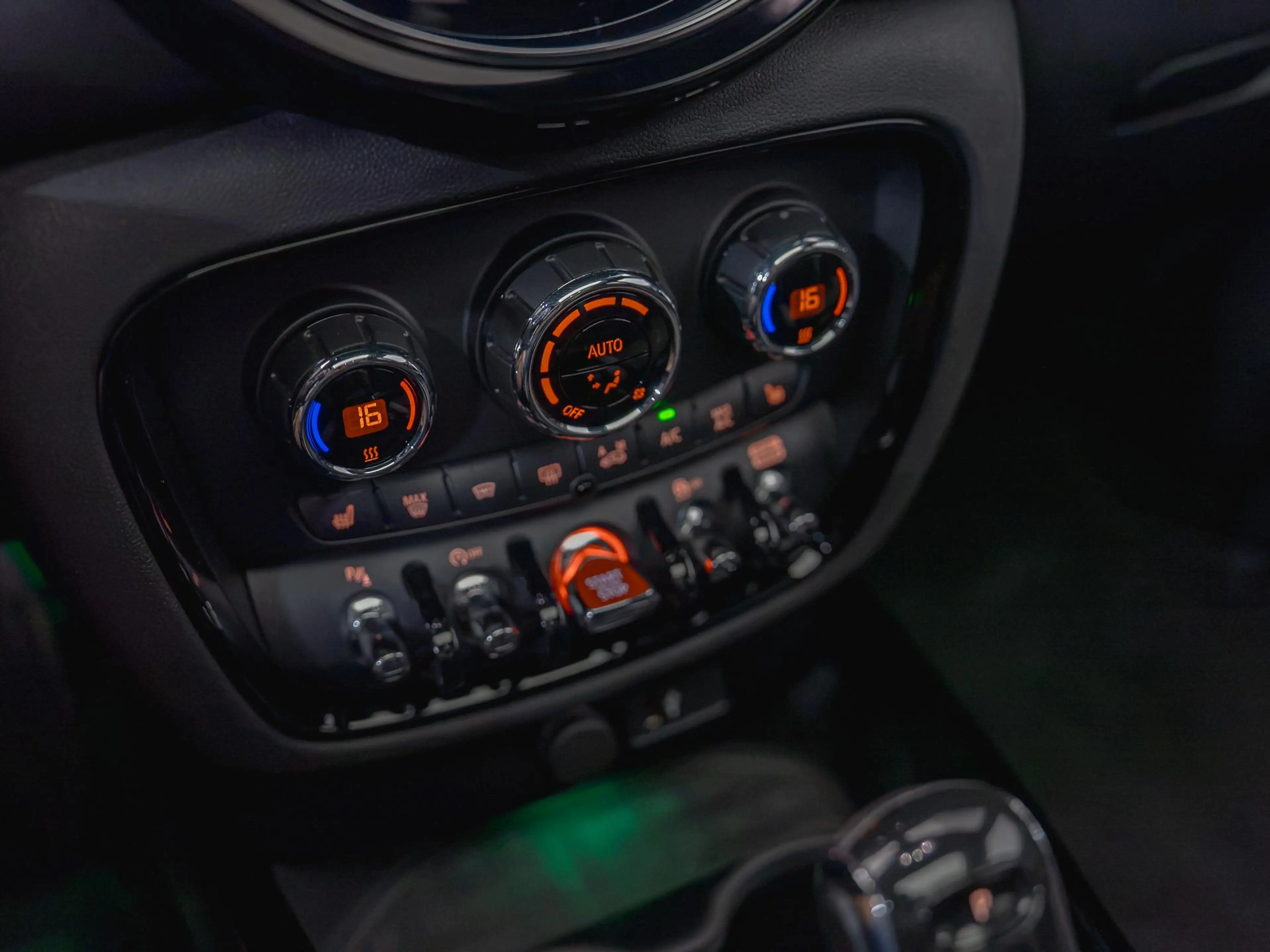 MINI John Cooper Works Clubman 2.0 JCW ALL4 , pano, JCW-stoelen, 19", H/K, keyles — photo 15