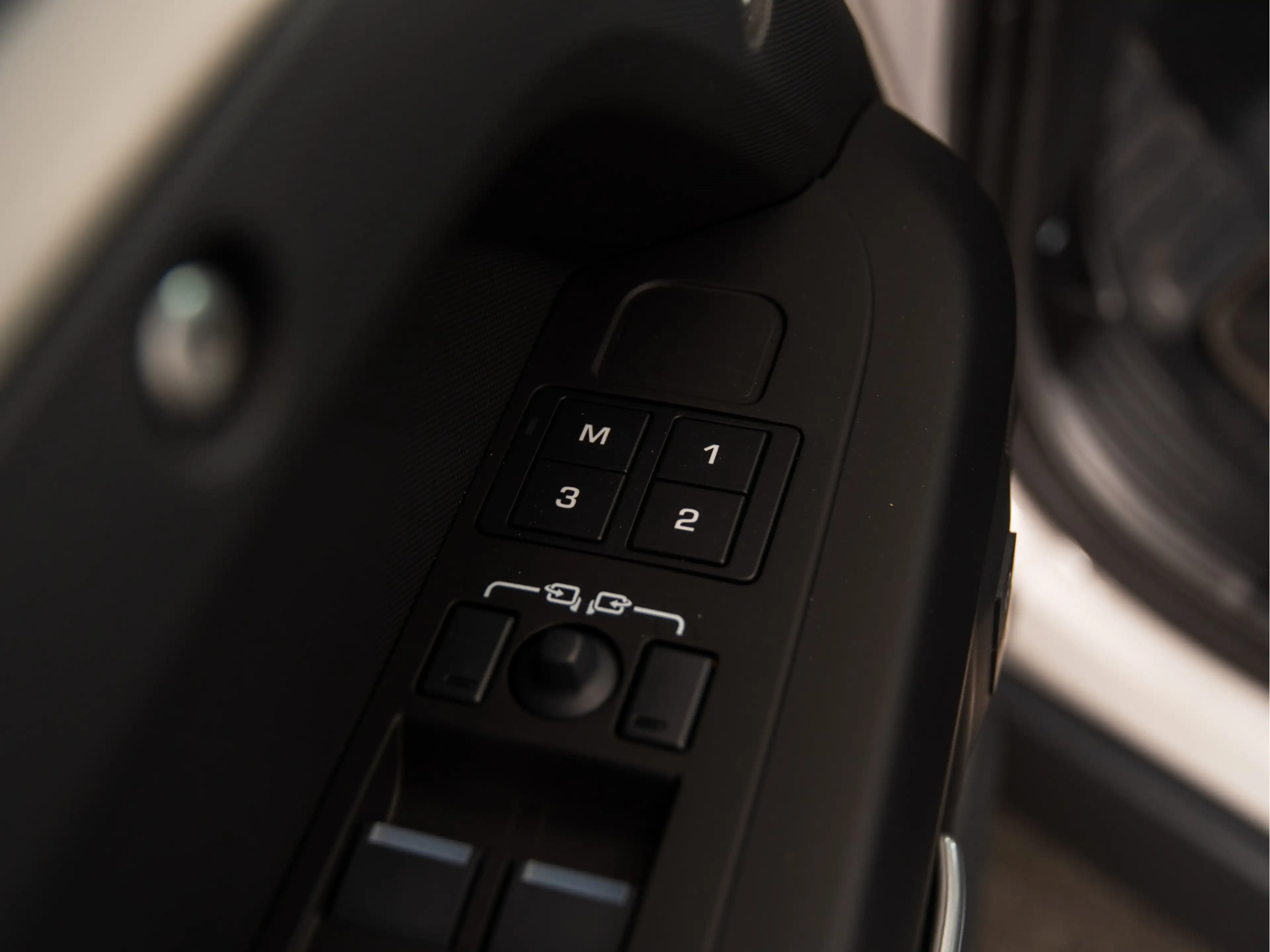 Land Rover Defender 110 2.0 P300e 110 X-Dynamic HSE MY26 | PANO | HUD — photo 17