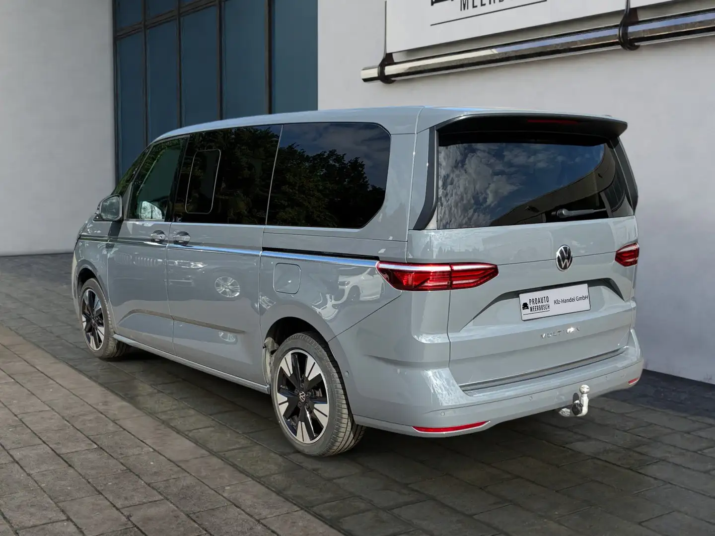 Volkswagen T7 Multivan Style lang AHK/PANO/HEADUP/STNDHZNG Grau - 2