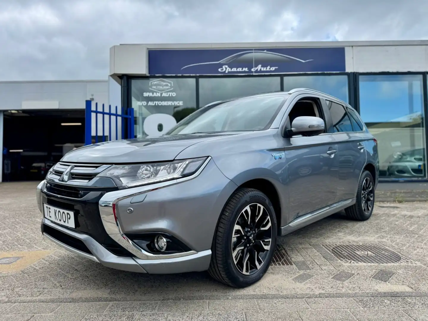 Mitsubishi Outlander 2.0 PHEV 4WD INTYLE+ PREMIUM Grijs - 2