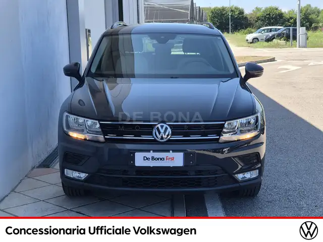 Volkswagen Tiguan view 3