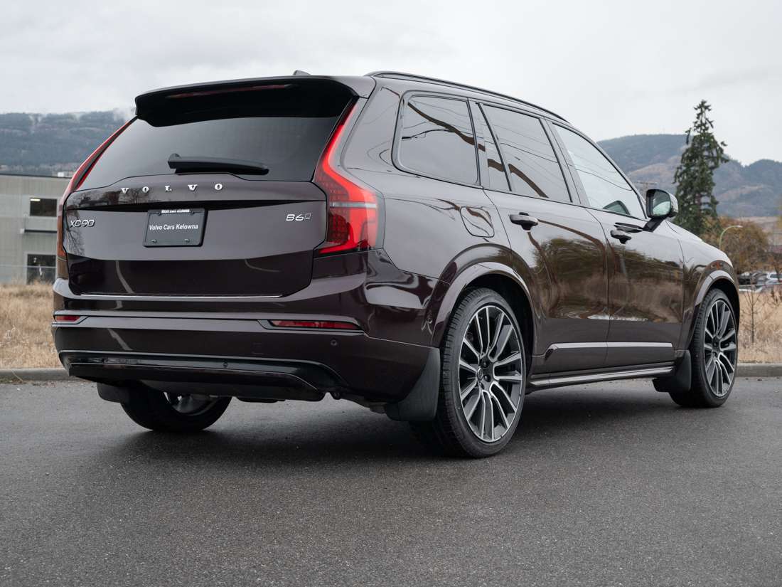 2026 Volvo XC90 B6 ULTRA DARK THEME alt 2