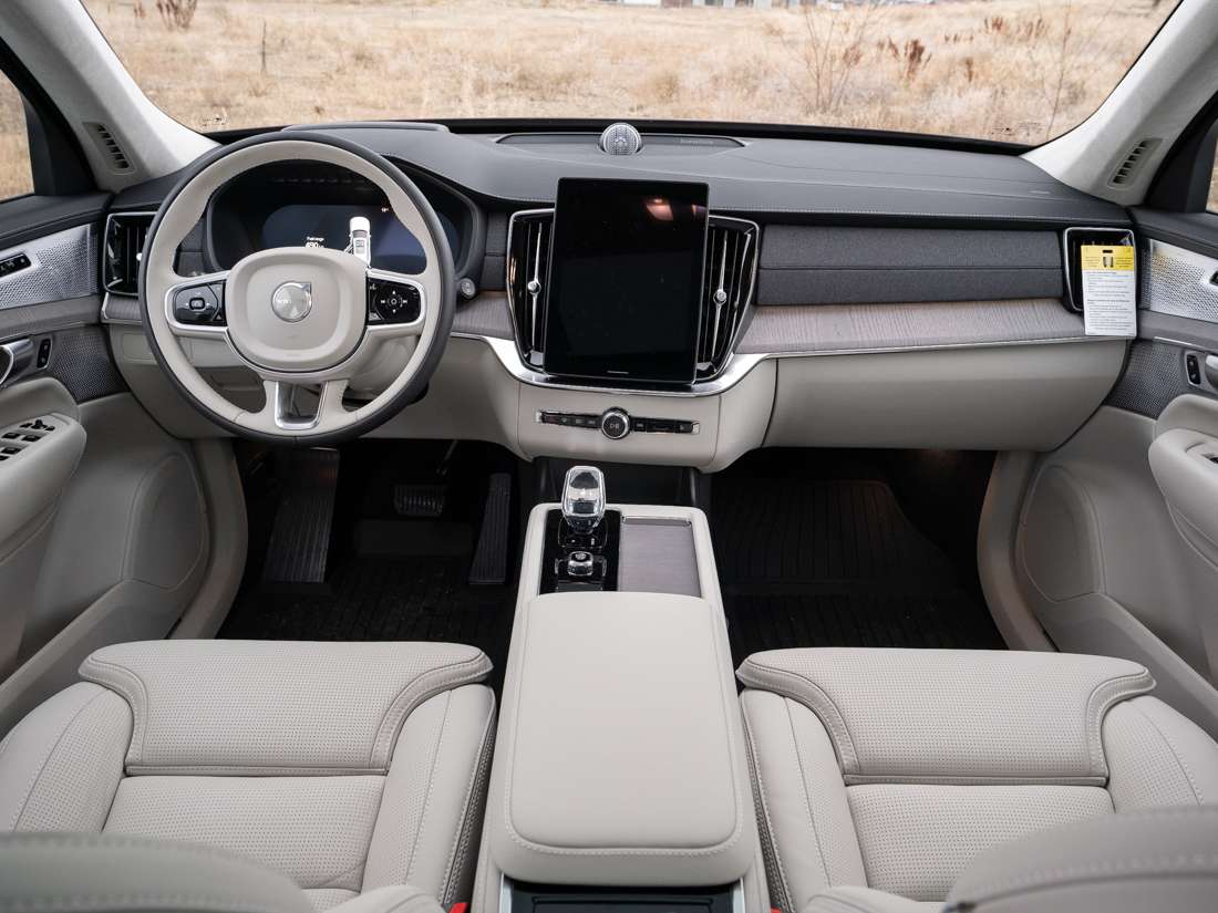 2026 Volvo XC90 B6 ULTRA DARK THEME alt 4