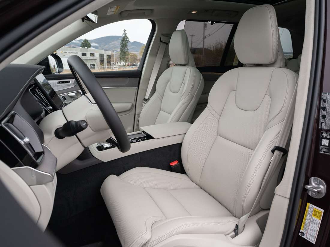 2026 Volvo XC90 B6 ULTRA DARK THEME alt 3
