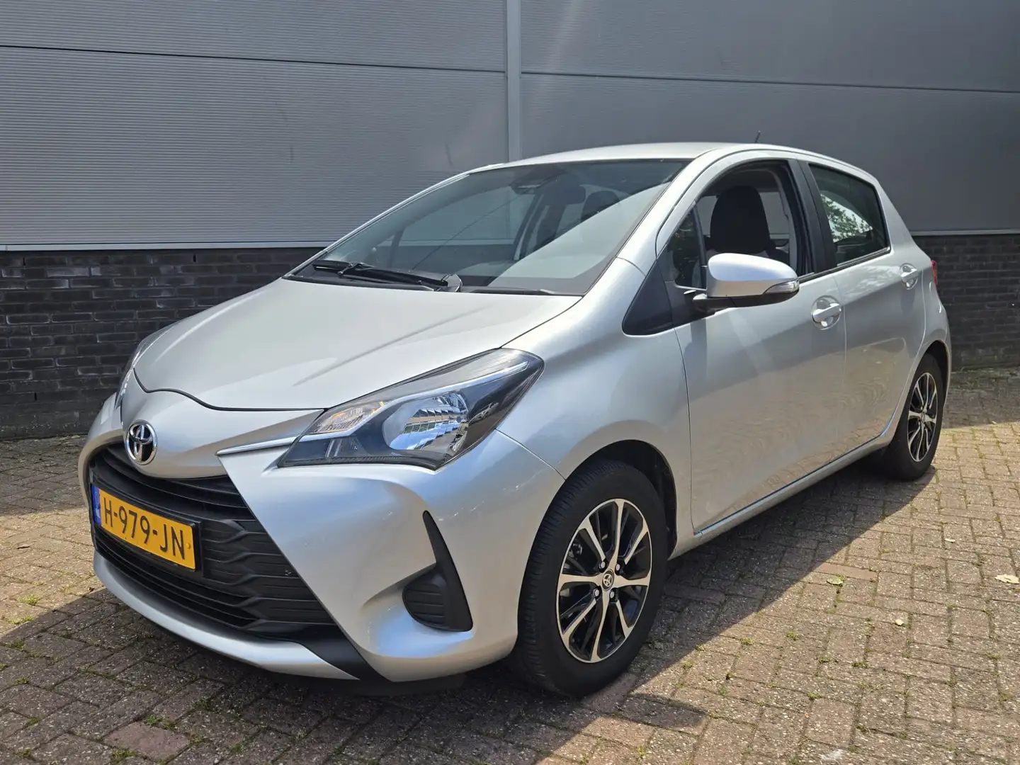 Toyota Yaris 1.0 VVT-i Connect, Apple carplay & Android auto Gris - 1