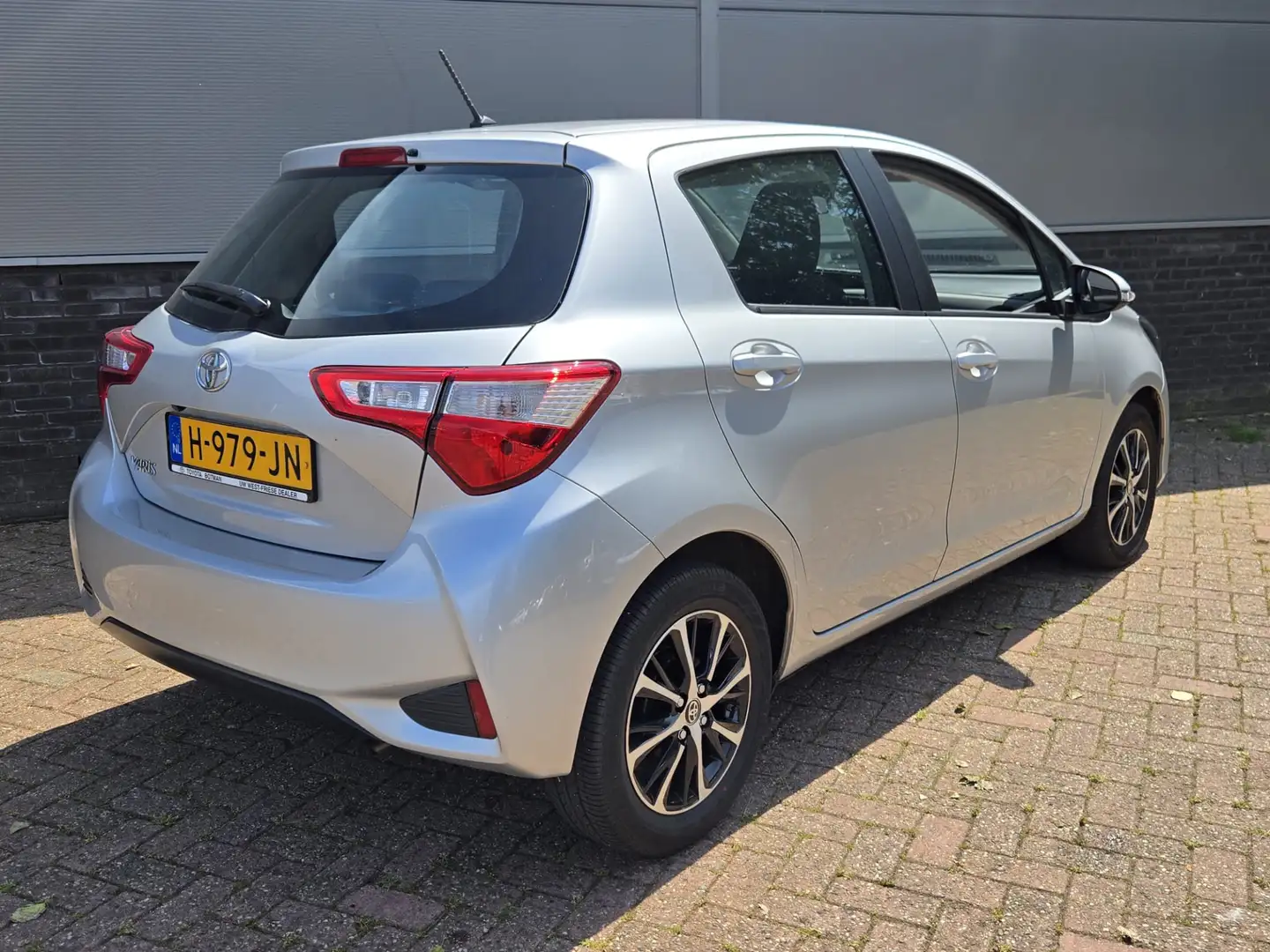 Toyota Yaris 1.0 VVT-i Connect, Apple carplay & Android auto Gris - 2