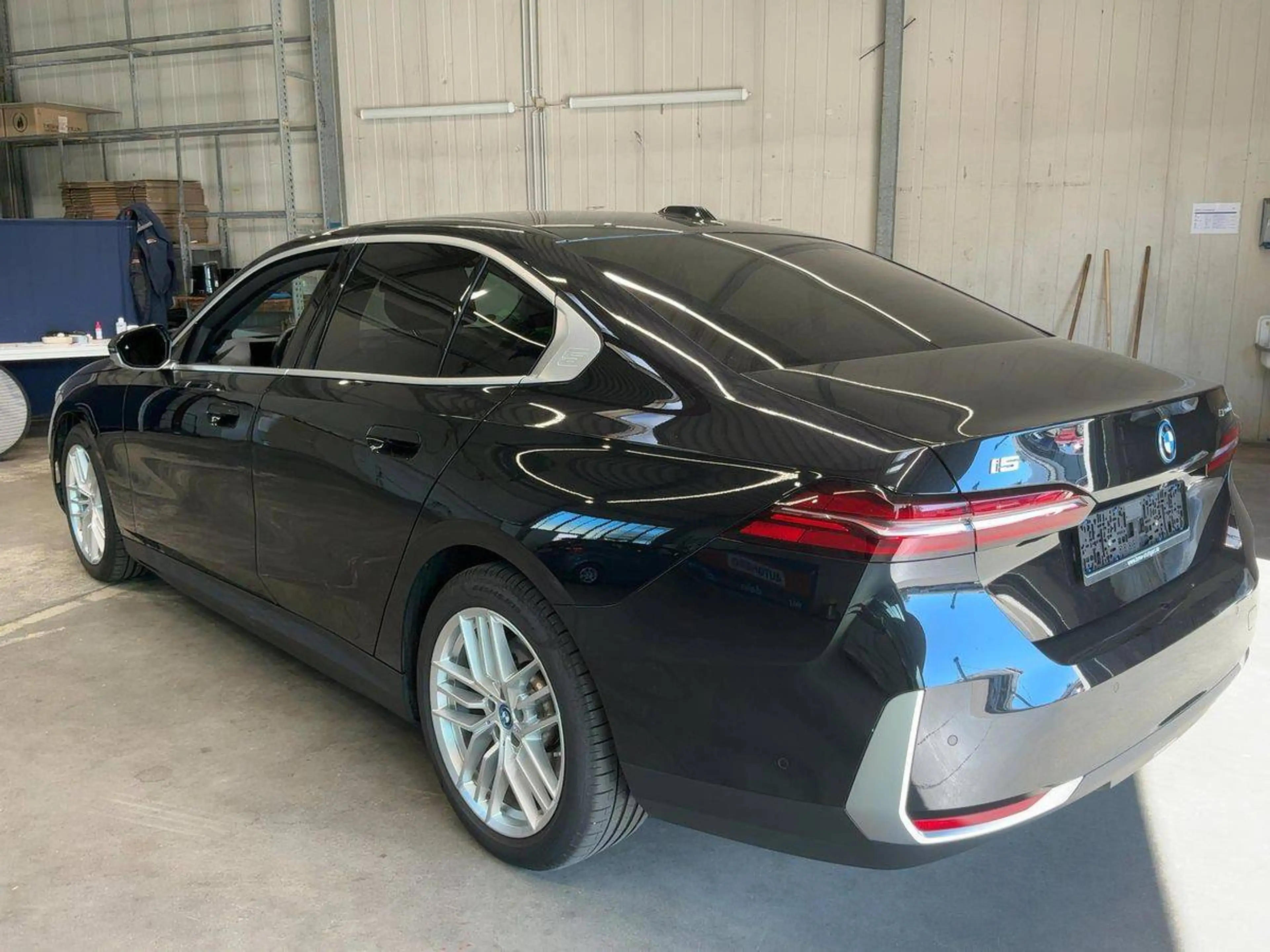 BMW i5 40 eDrive — photo 3