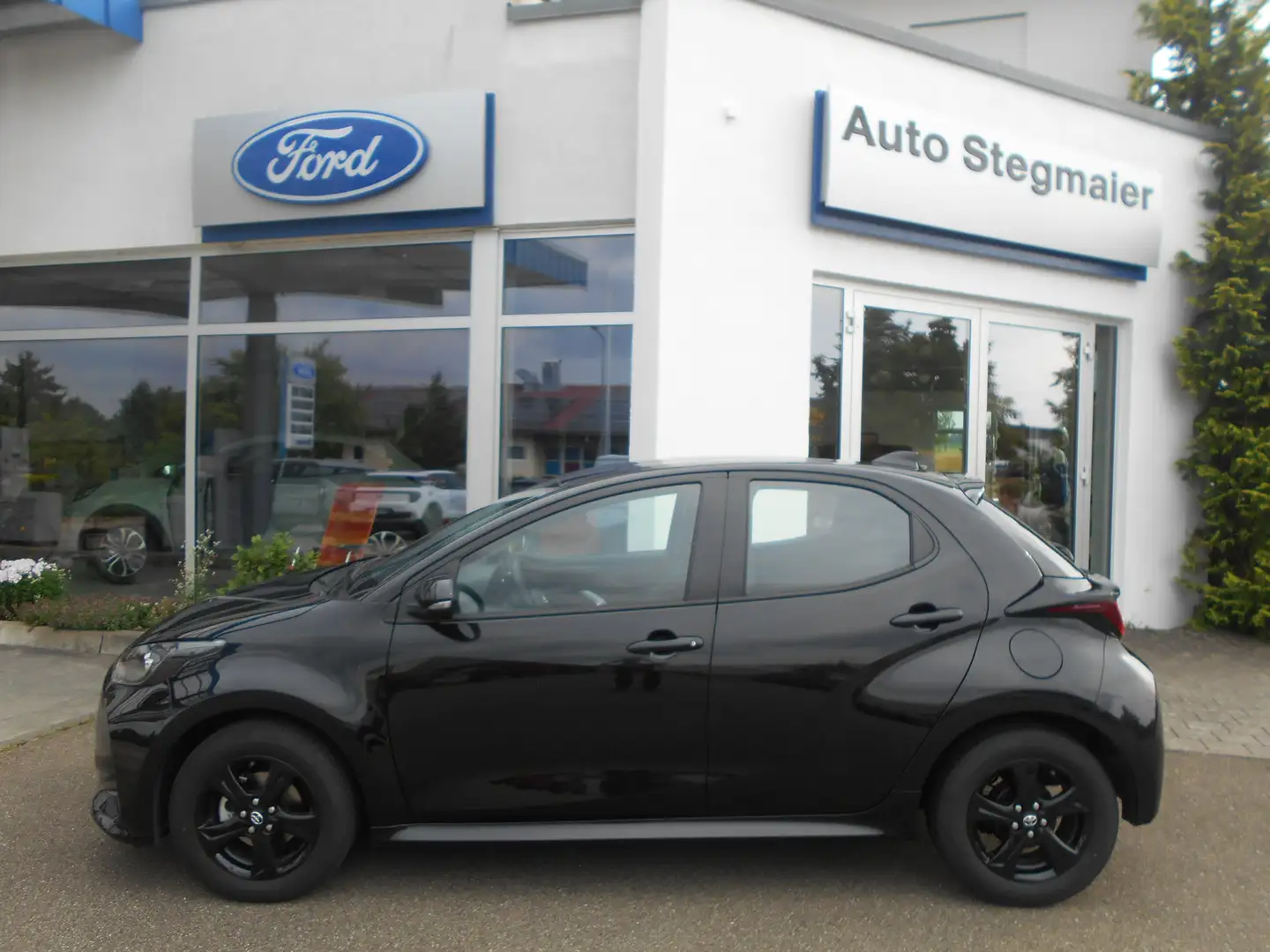 Toyota Yaris Comfort m. Aluräder, Klima, Abstandstempomat Schwarz - 2