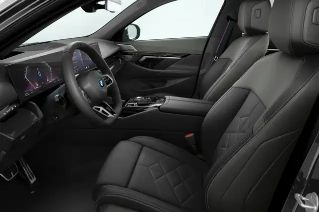 BMW 5 Series view 4