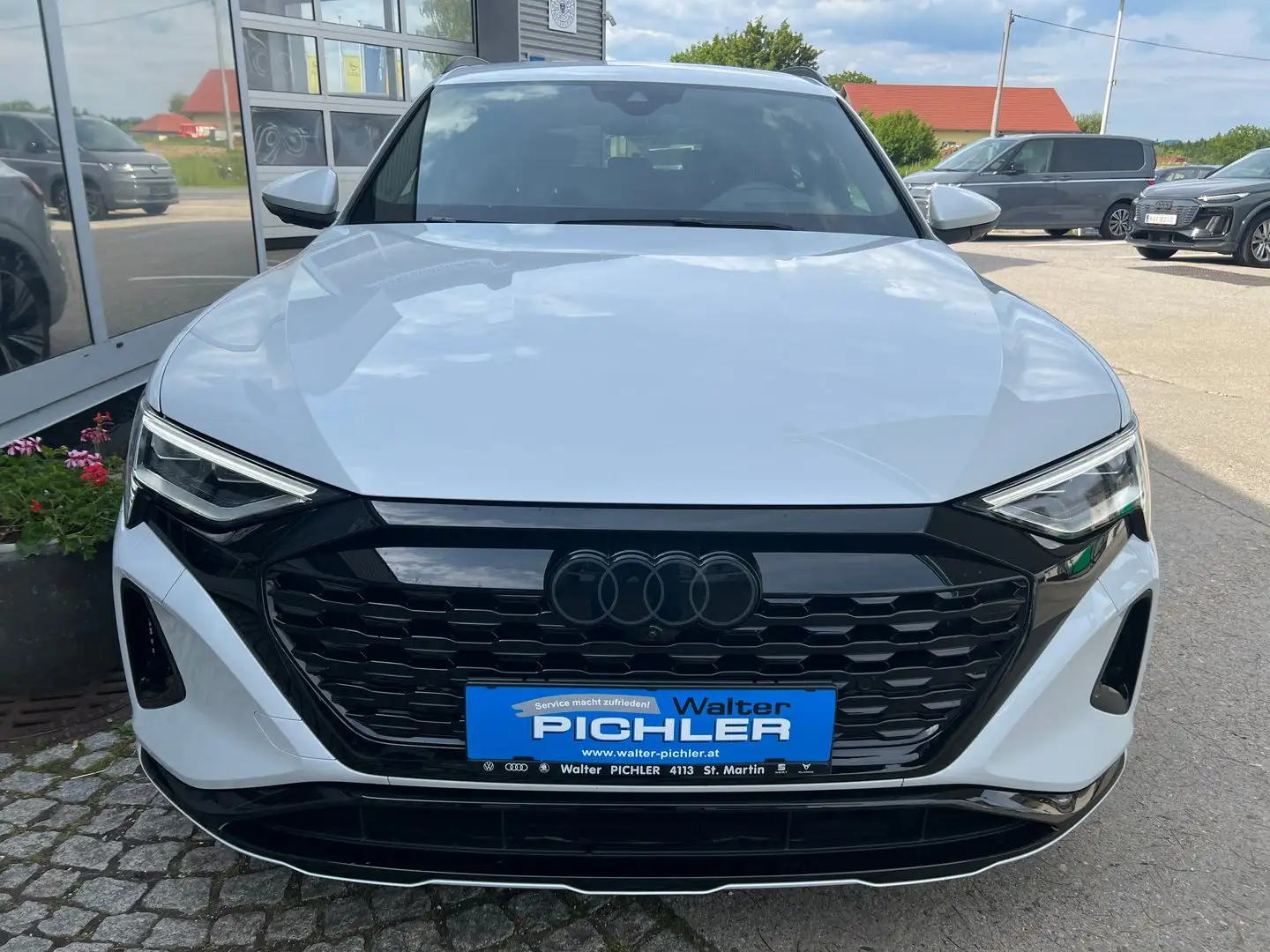 Audi Q8 55 e-tron quattro business Weiß - 2