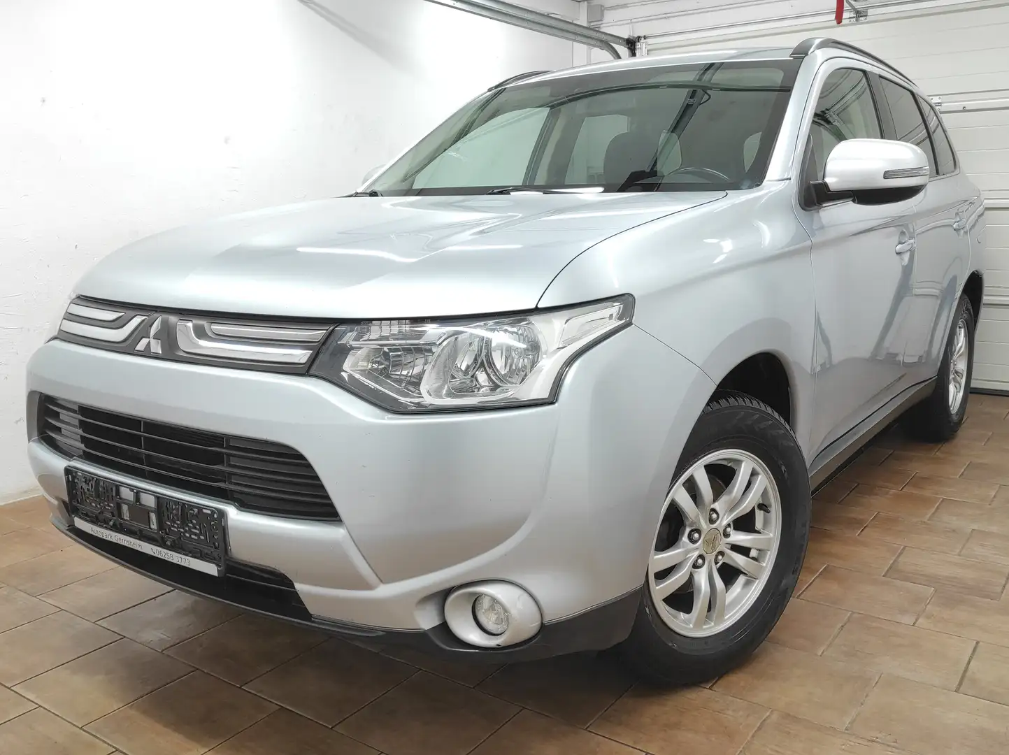 Mitsubishi Outlander 2.2 ALLRAD KLIMAA AHK BC TEMP CLEARTEC INVITE 4WD Silber - 2
