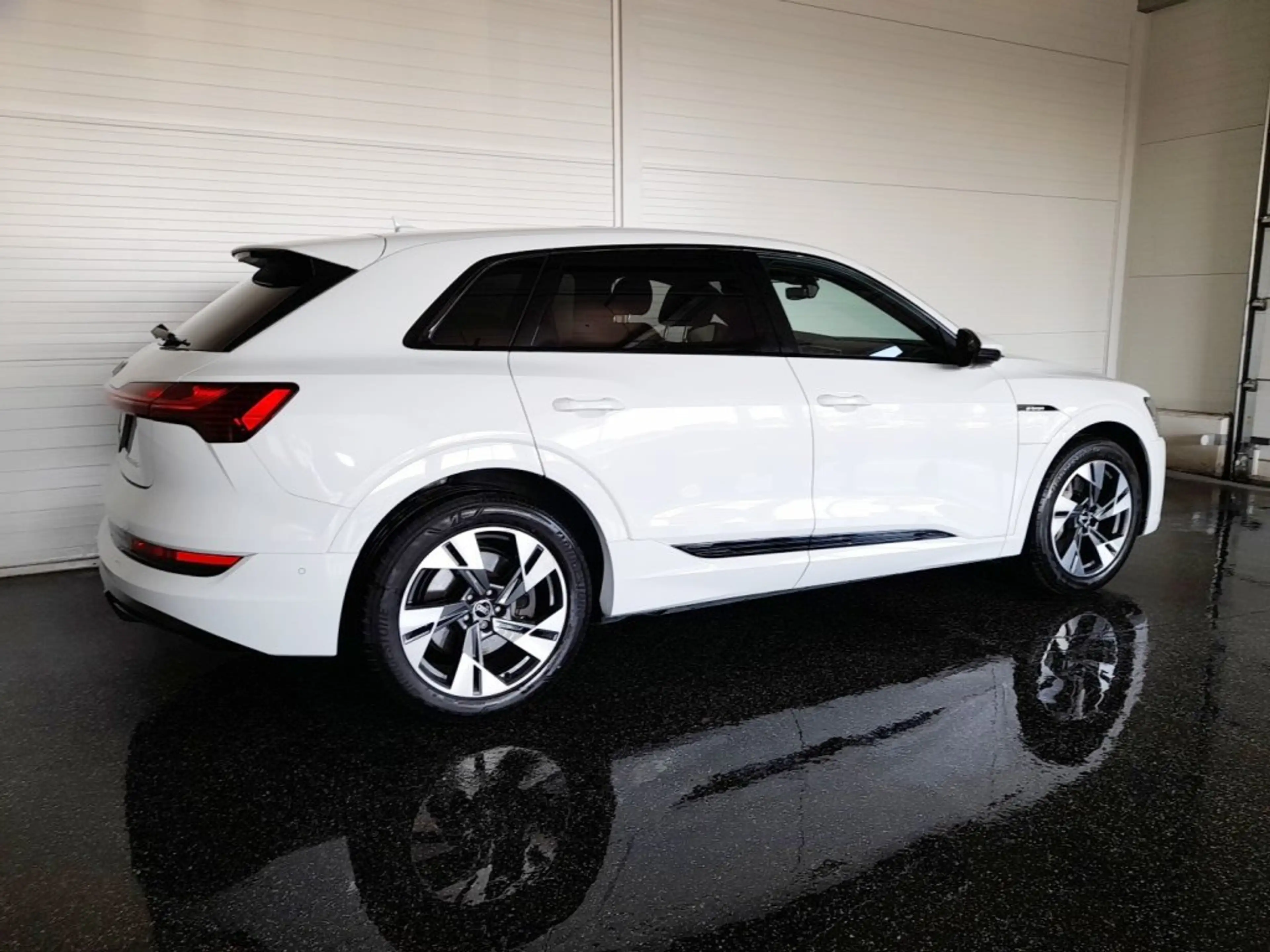 Audi e-tron 71 kWh QUATTRO S-LINE *NP € 85.016,- / SKY / 20 ZOLL / NAVI / OPTIKPAKET & DACHHIMMEL SCHWARZ* — photo 2