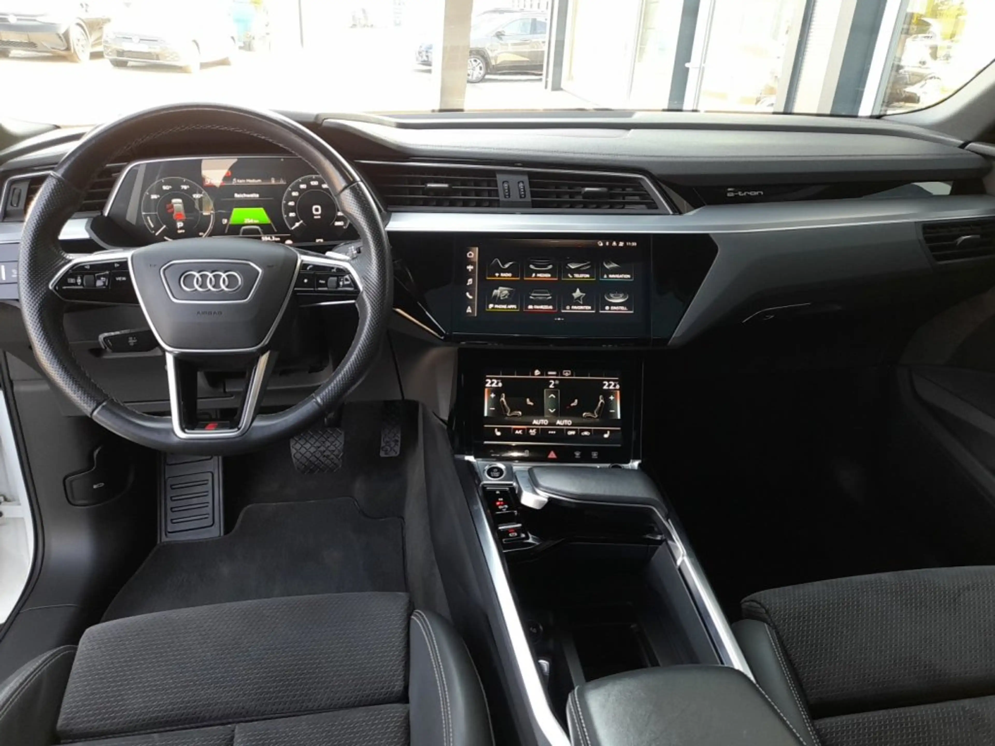 Audi e-tron 71 kWh QUATTRO S-LINE *NP € 85.016,- / SKY / 20 ZOLL / NAVI / OPTIKPAKET & DACHHIMMEL SCHWARZ* — photo 4