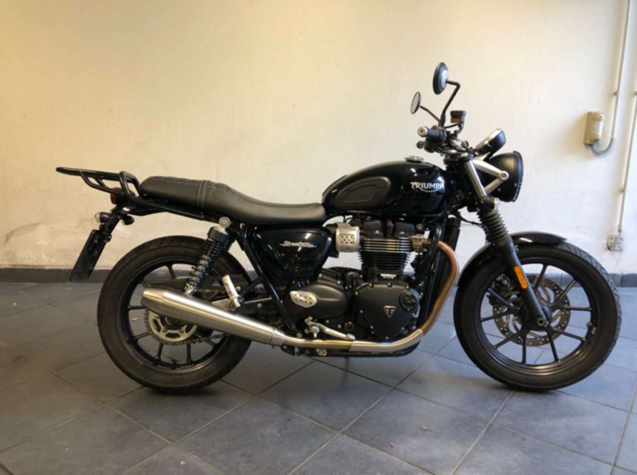 Triumph Street Twin Naked