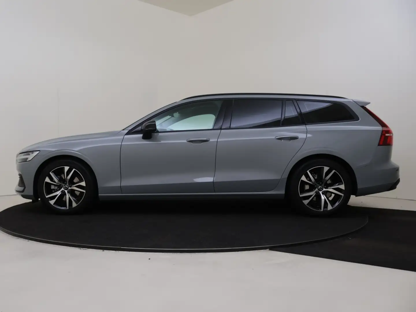 Volvo V60 B3 Essential Edition | Trekhaak | Stoel en Stuurve Grau - 2