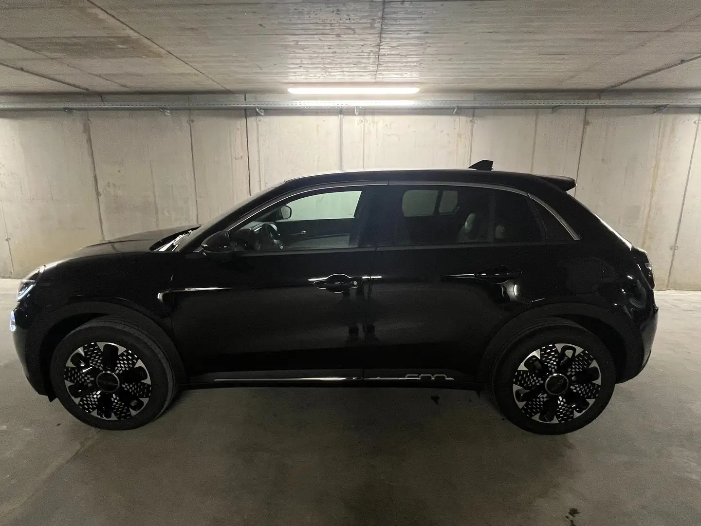 Fiat 600 Hybrid 100 6-Gang eDCT La Prima Schwarz - 2