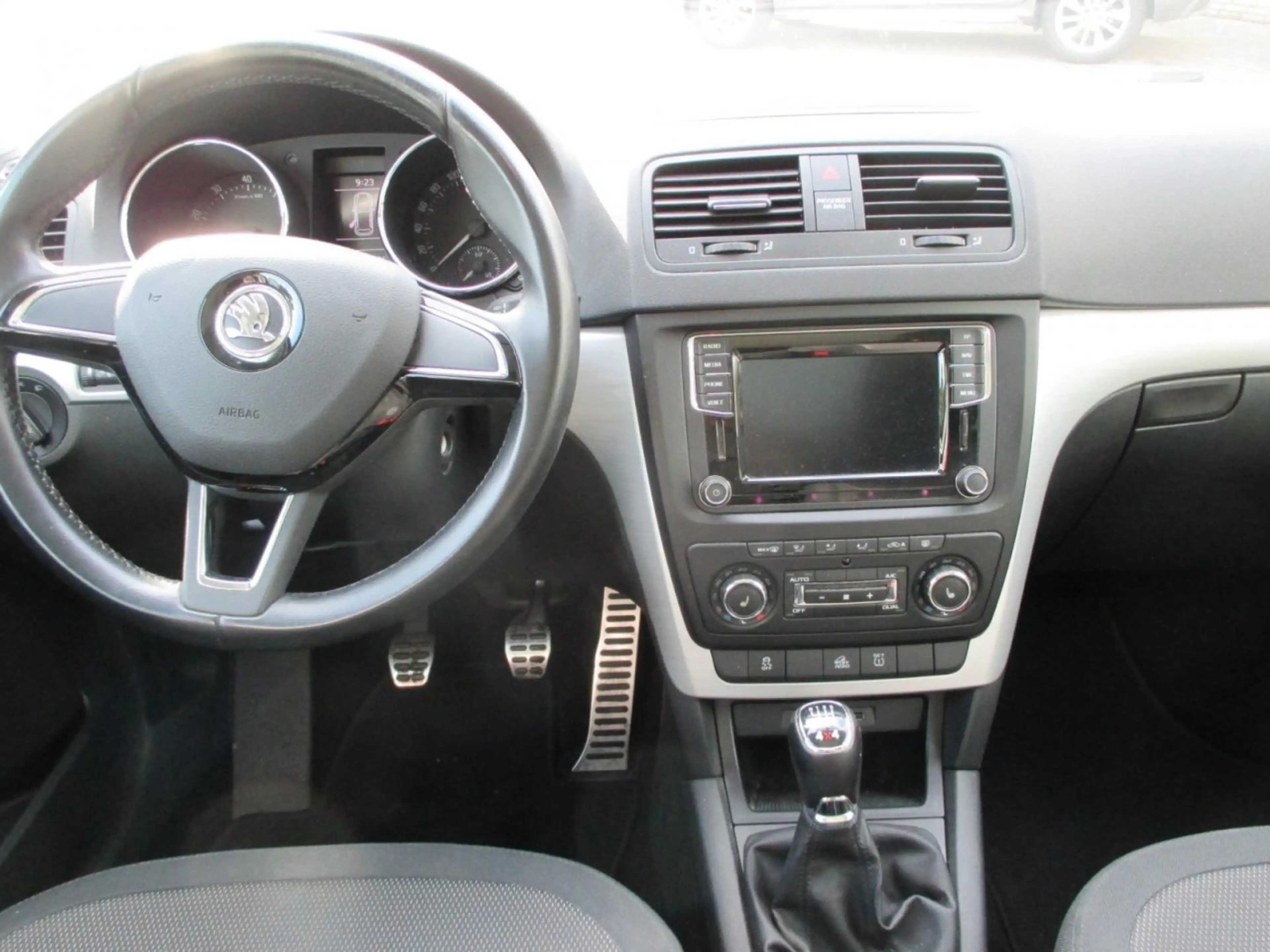 Skoda Yeti Outdoor 4x4 AHK 6-Gang Klima Navi Einparkhilfe — photo 9