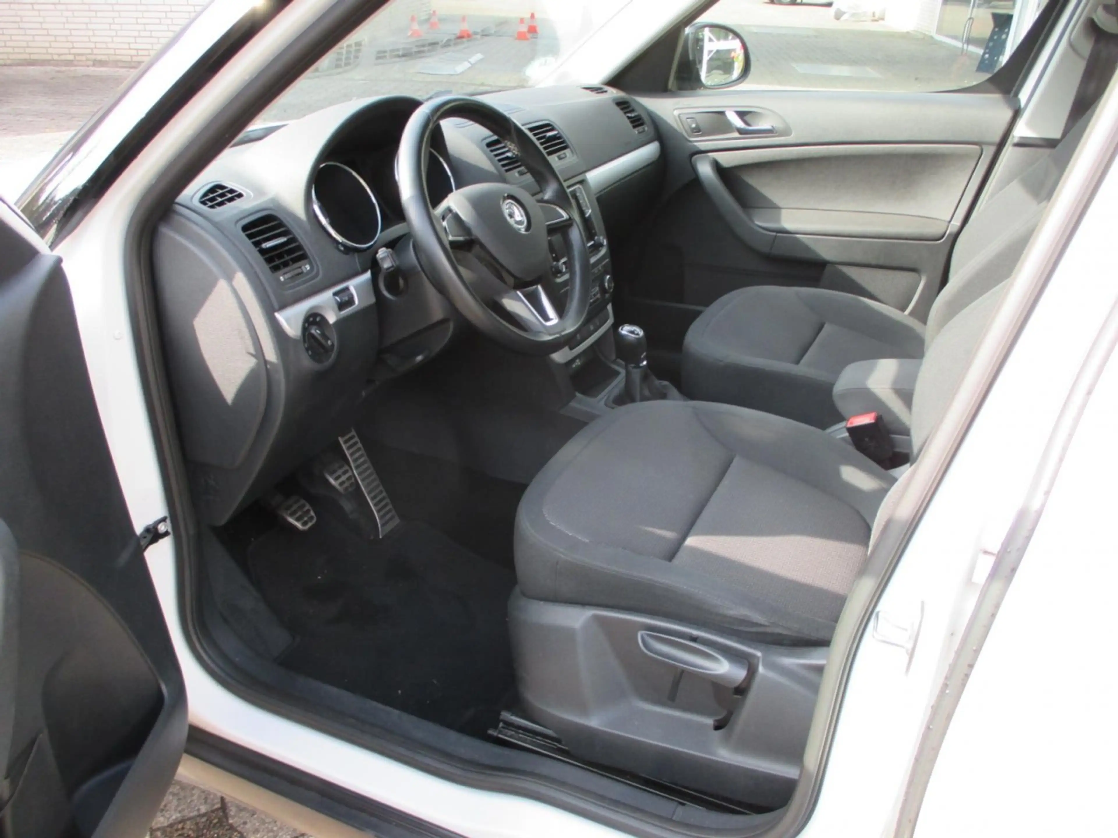 Skoda Yeti Outdoor 4x4 AHK 6-Gang Klima Navi Einparkhilfe — photo 4