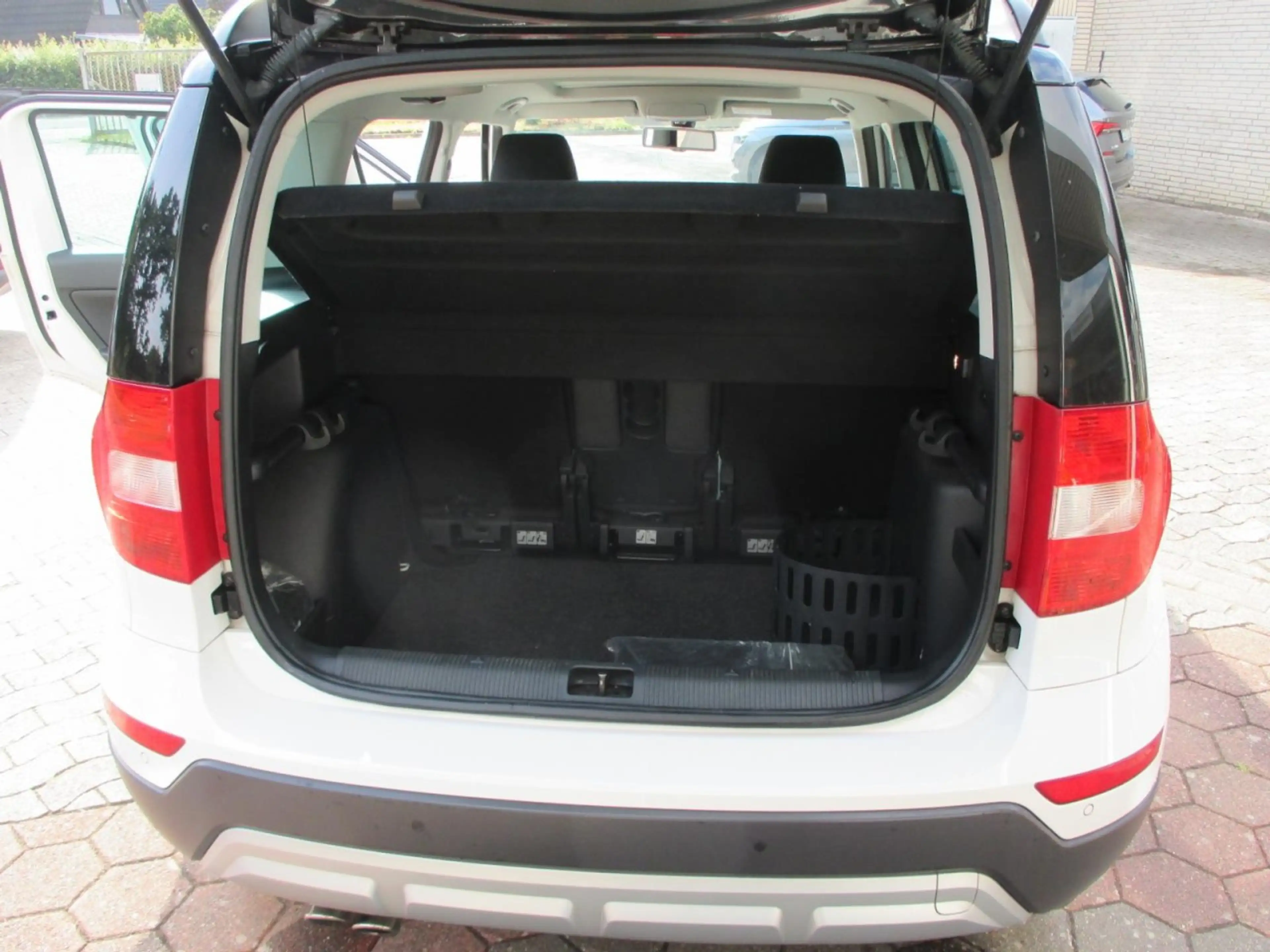 Skoda Yeti Outdoor 4x4 AHK 6-Gang Klima Navi Einparkhilfe — photo 7