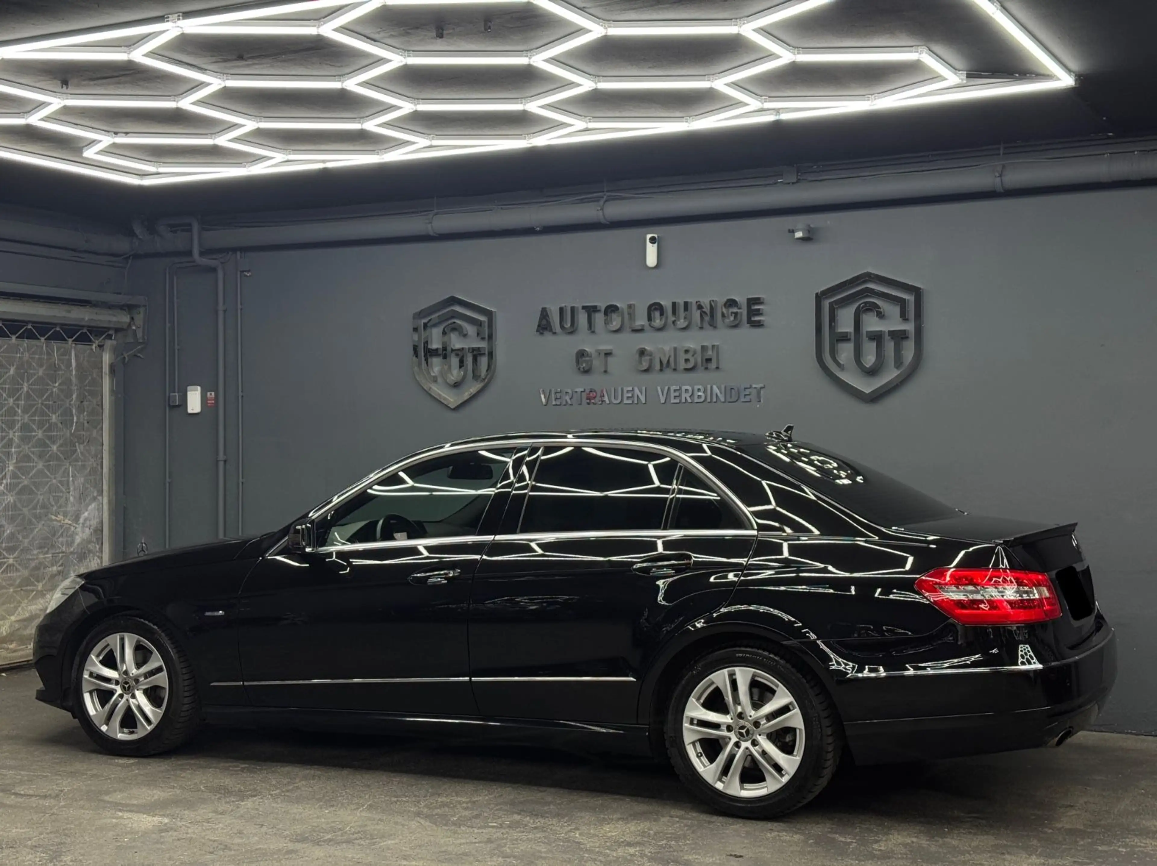 Mercedes-Benz E 200 Limousine CGI Ambiente Leder Xenon — photo 3