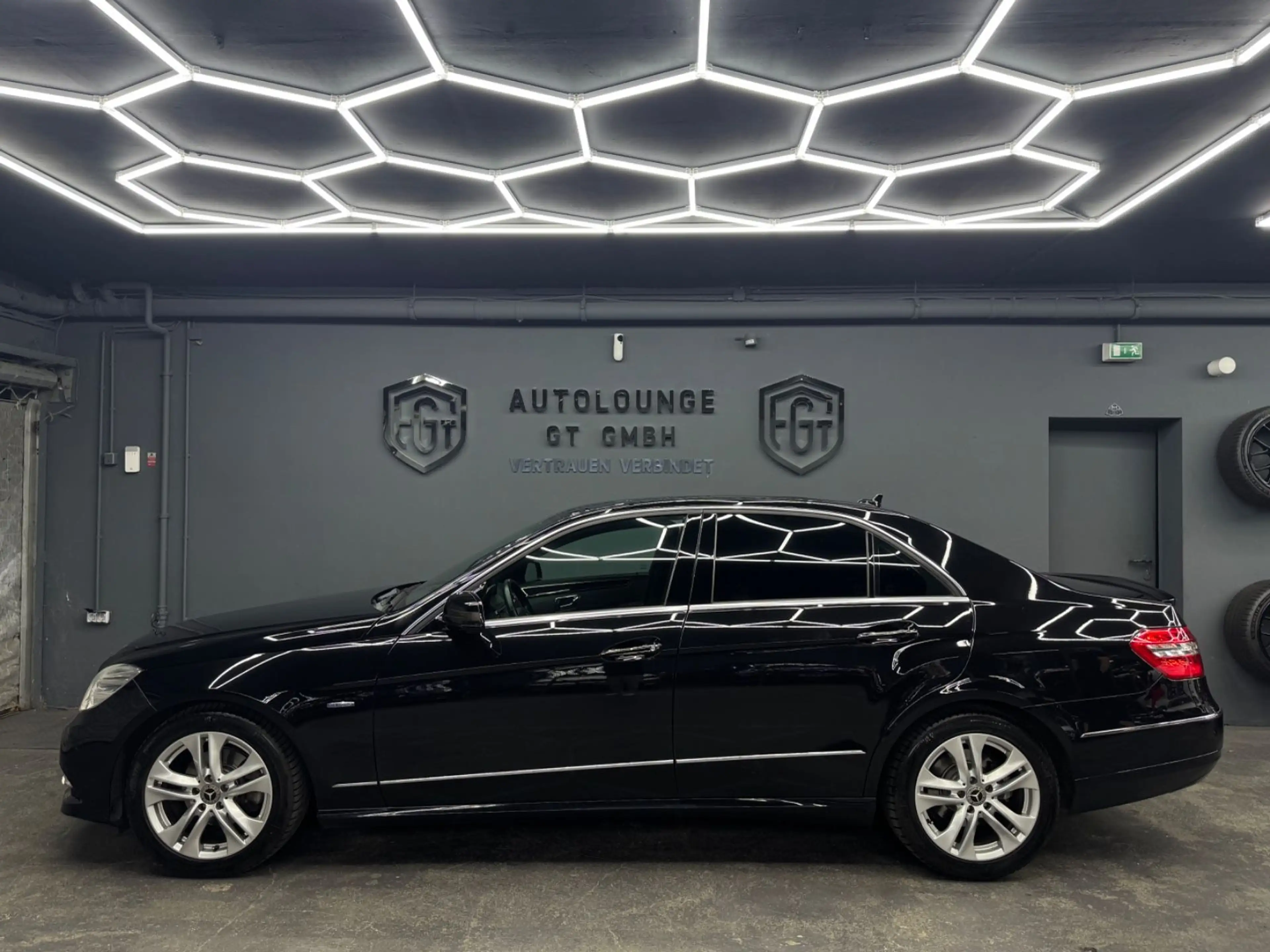 Mercedes-Benz E 200 Limousine CGI Ambiente Leder Xenon — photo 2