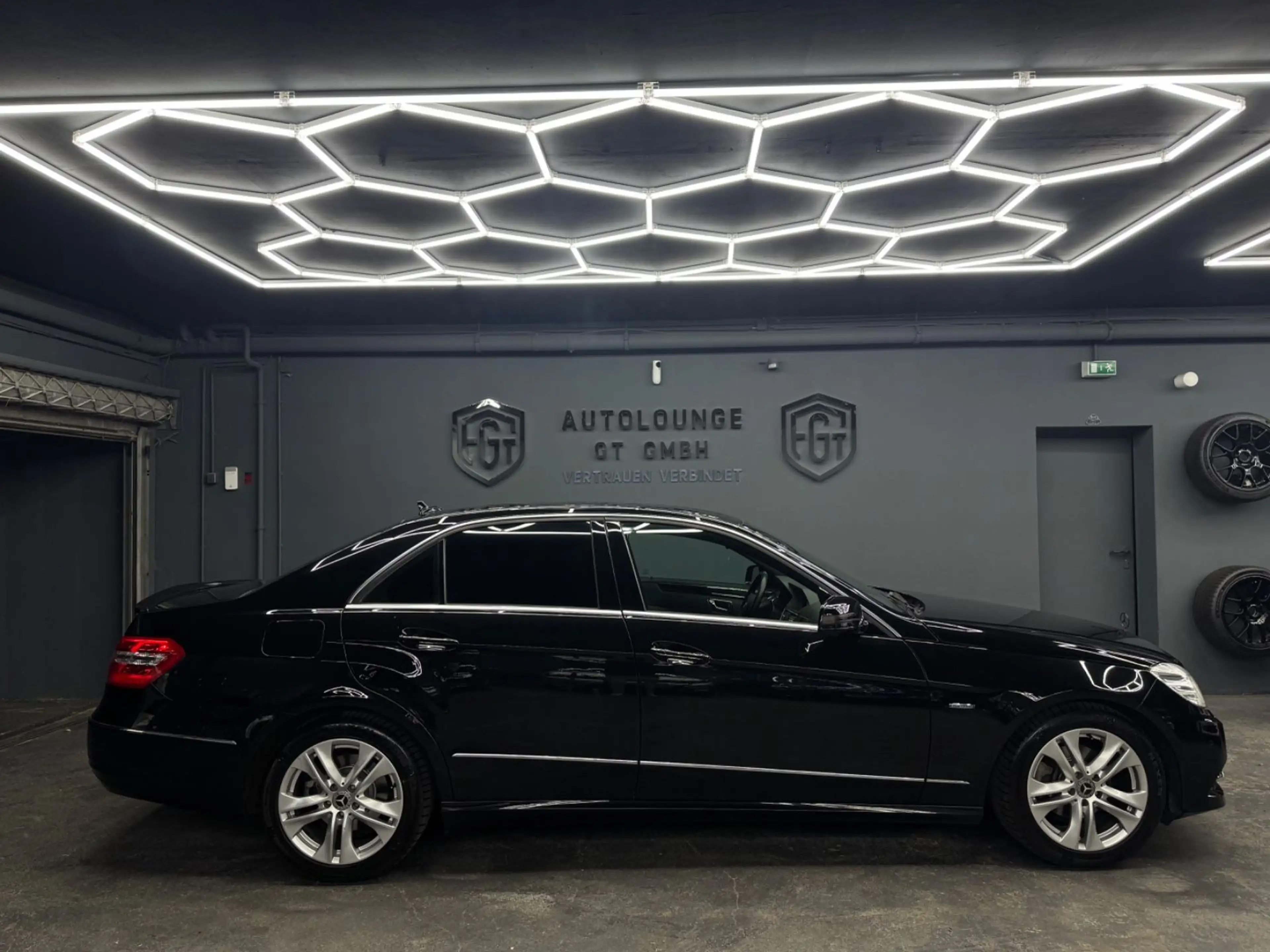 Mercedes-Benz E 200 Limousine CGI Ambiente Leder Xenon — photo 7