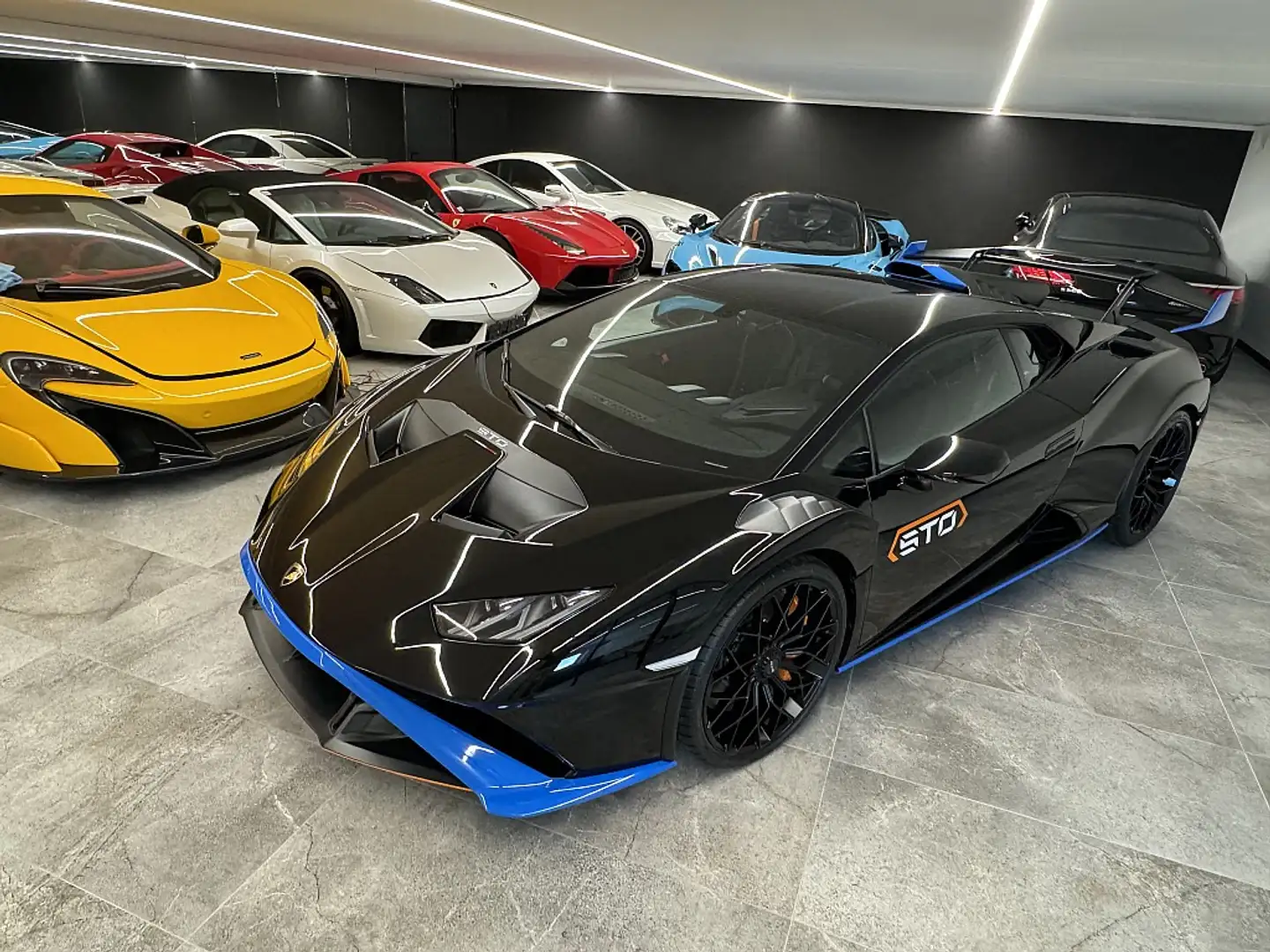 Lamborghini Huracán STO Netto 354.867 Käfig + H Gurte Garantie 12/2... Schwarz - 1