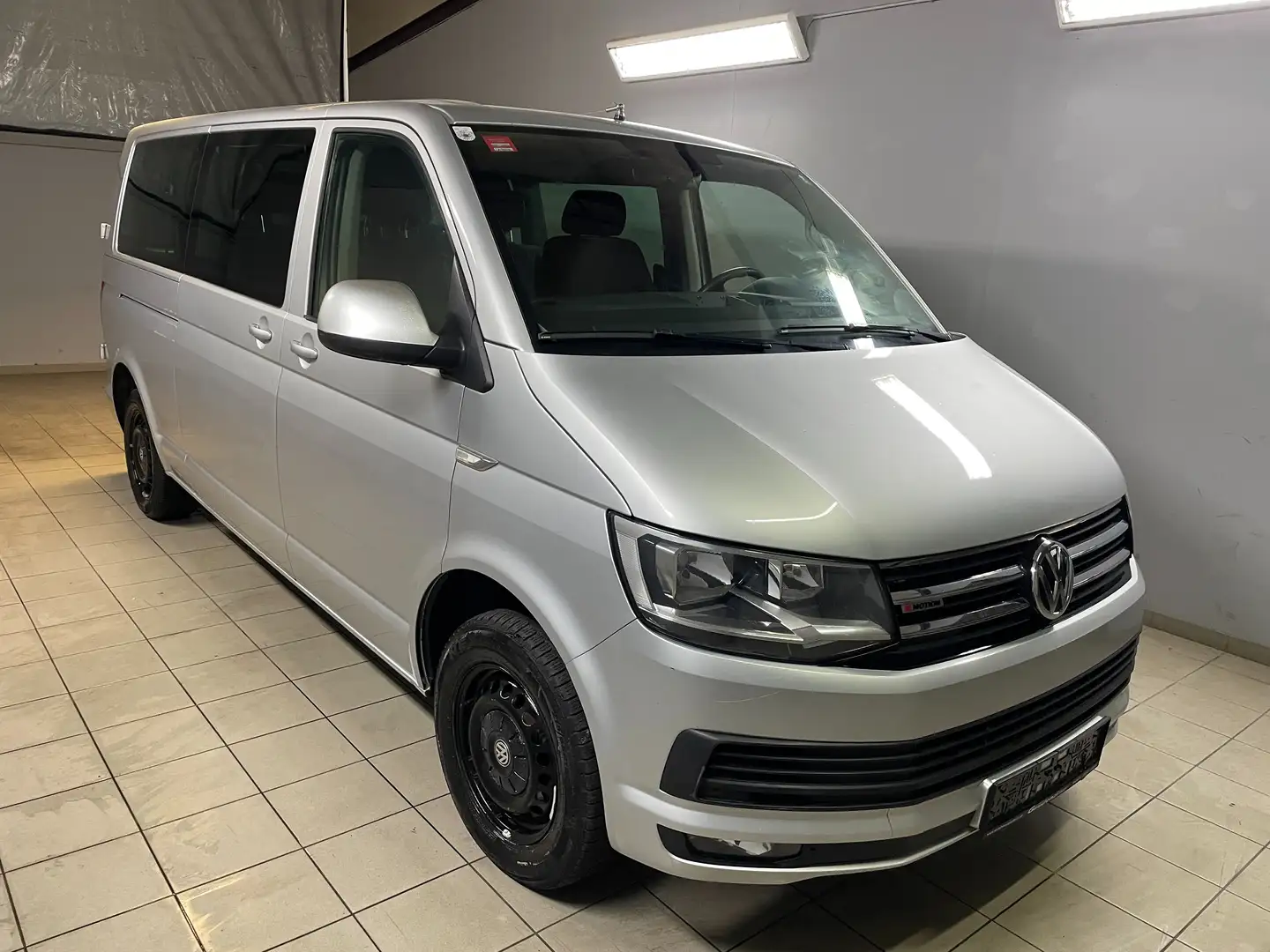 Volkswagen T6 Caravelle Caravelle Comfortline lang 4Motion | 9 Sitzer! Grau - 2