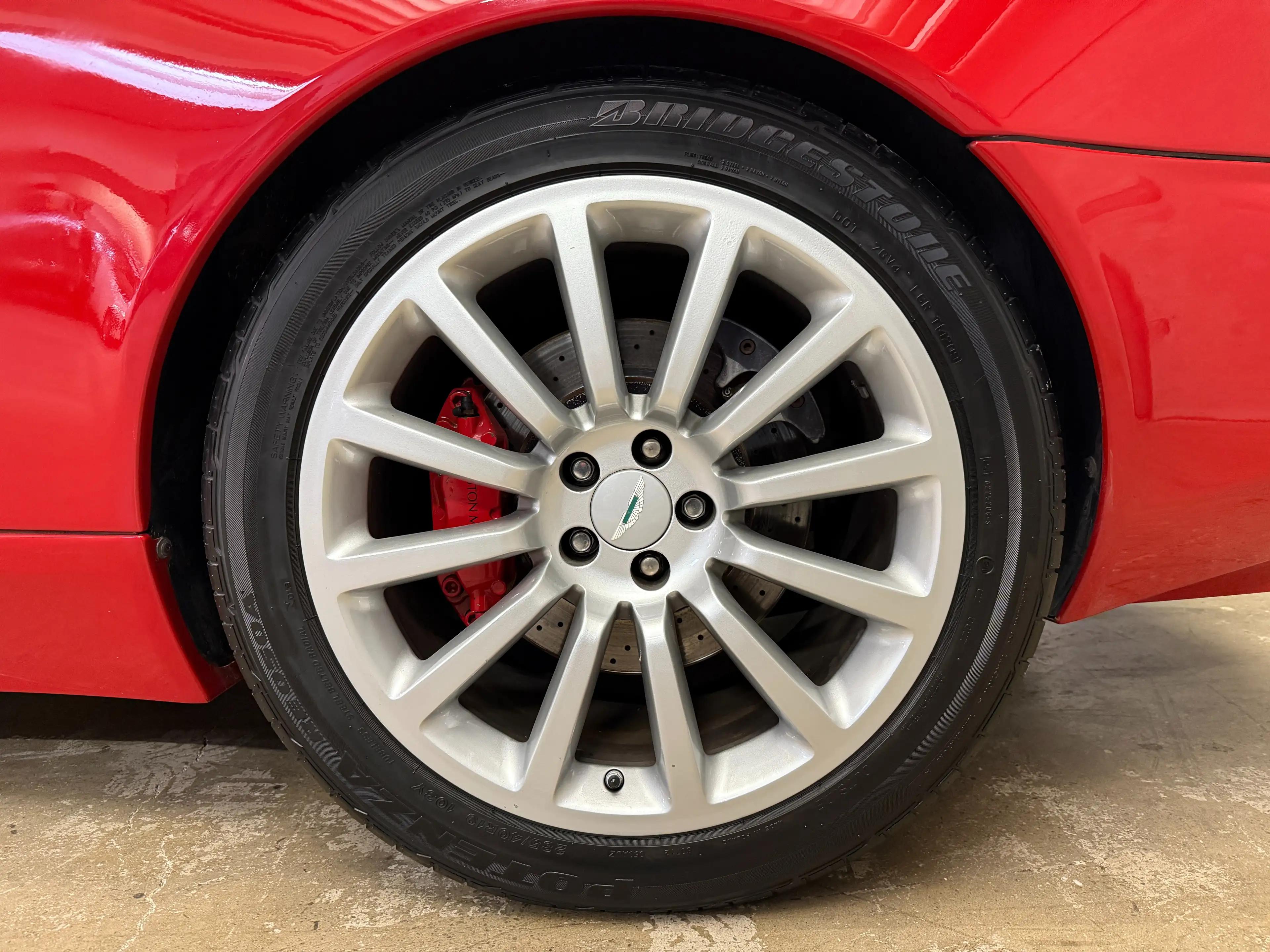 Aston Martin Vanquish Vanquish V12 — photo 13