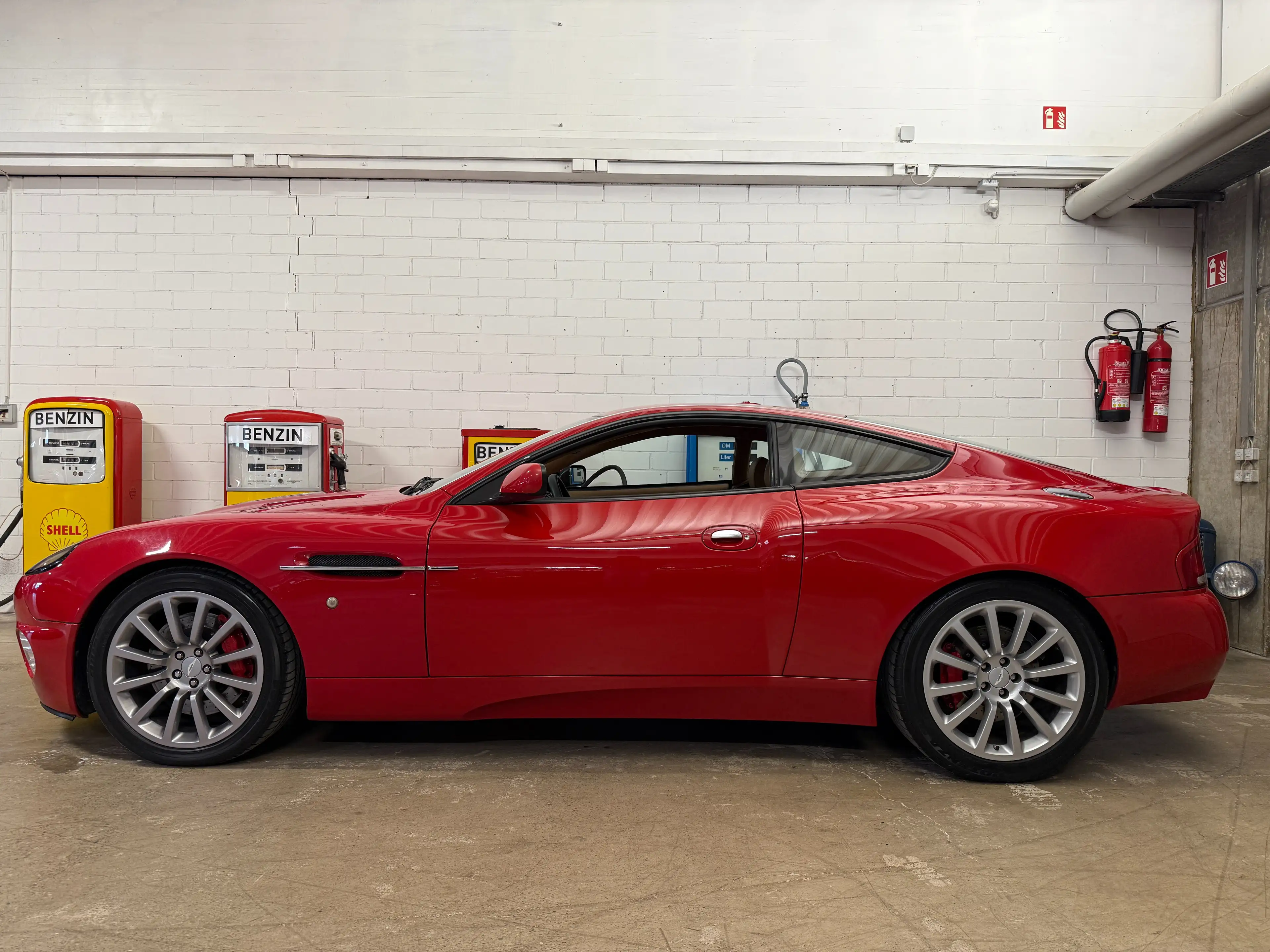 Aston Martin Vanquish Vanquish V12