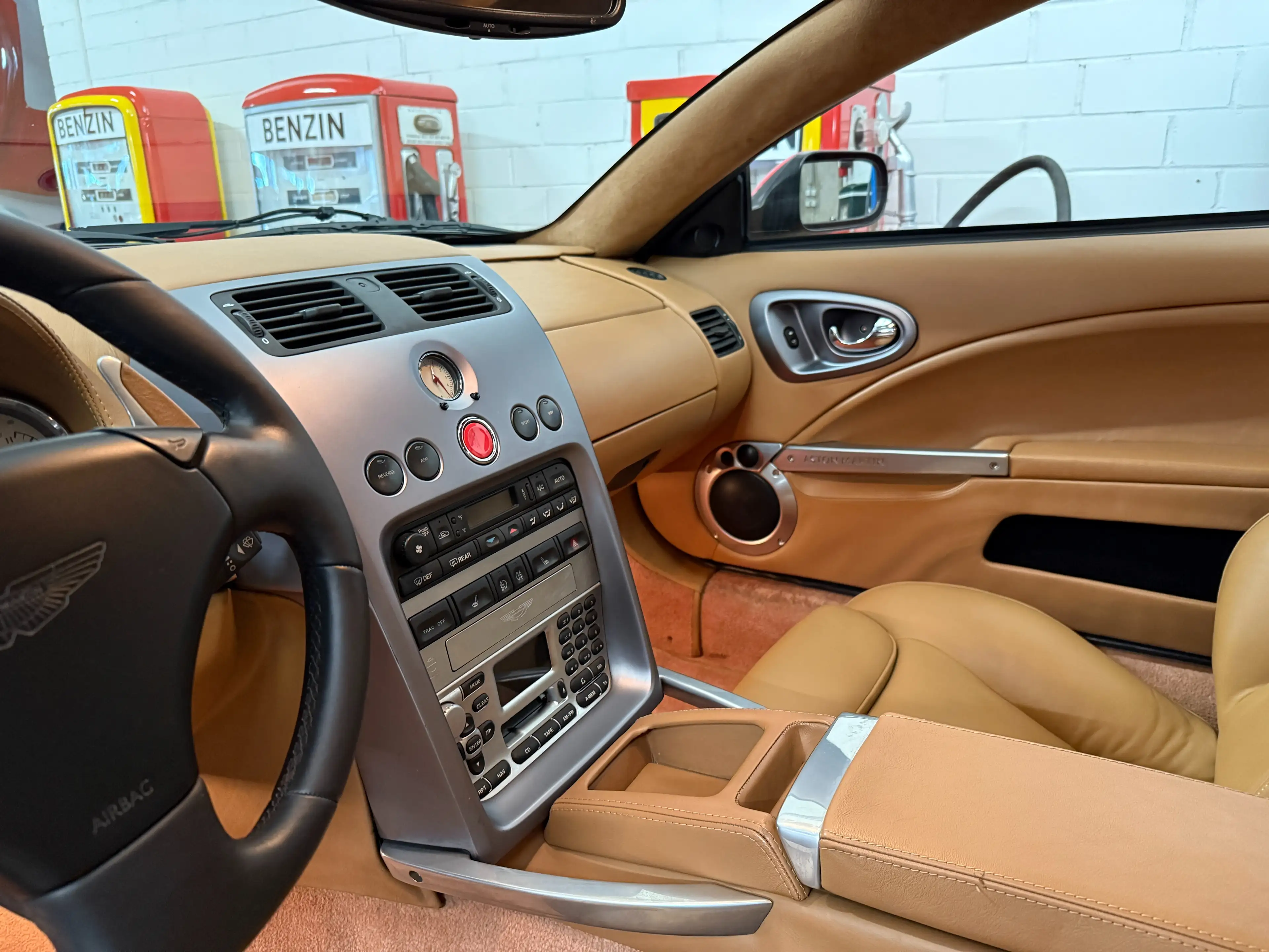 Aston Martin Vanquish Vanquish V12 — photo 11