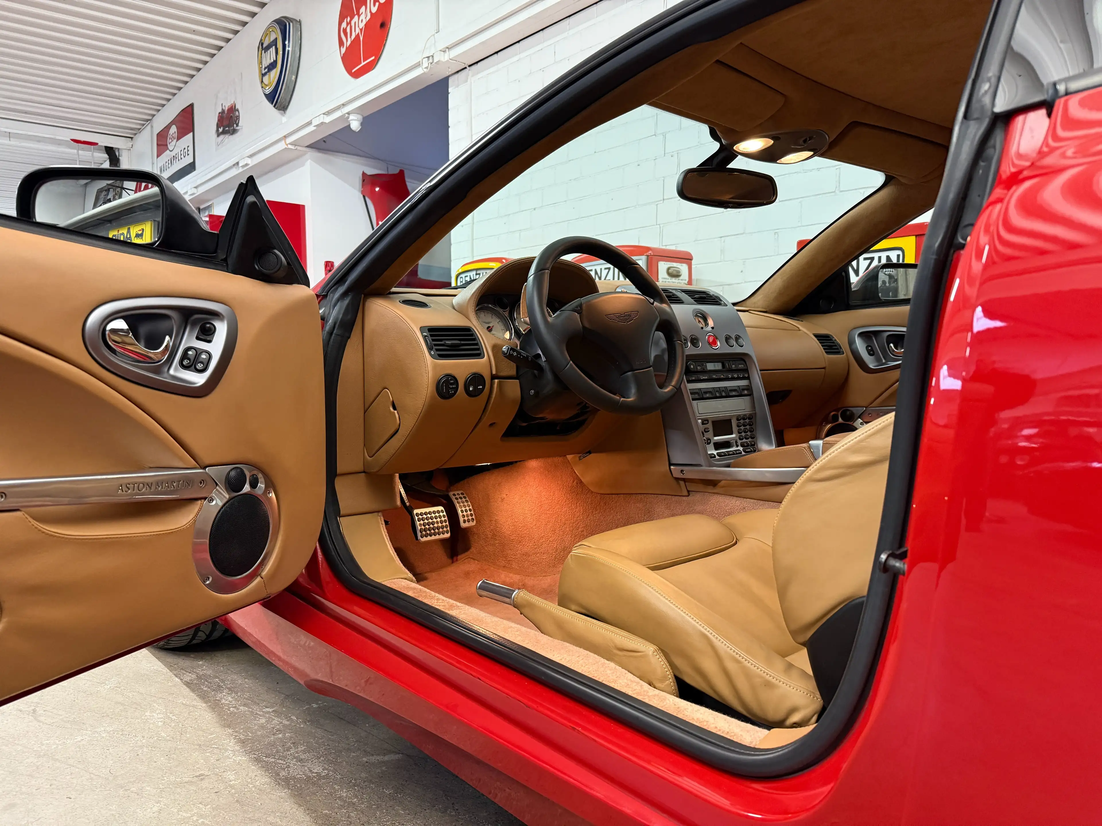 Aston Martin Vanquish Vanquish V12 — photo 8